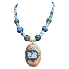 LB propose une broche Wedgewood vintage, un collier vénitien ovale en argent sterling