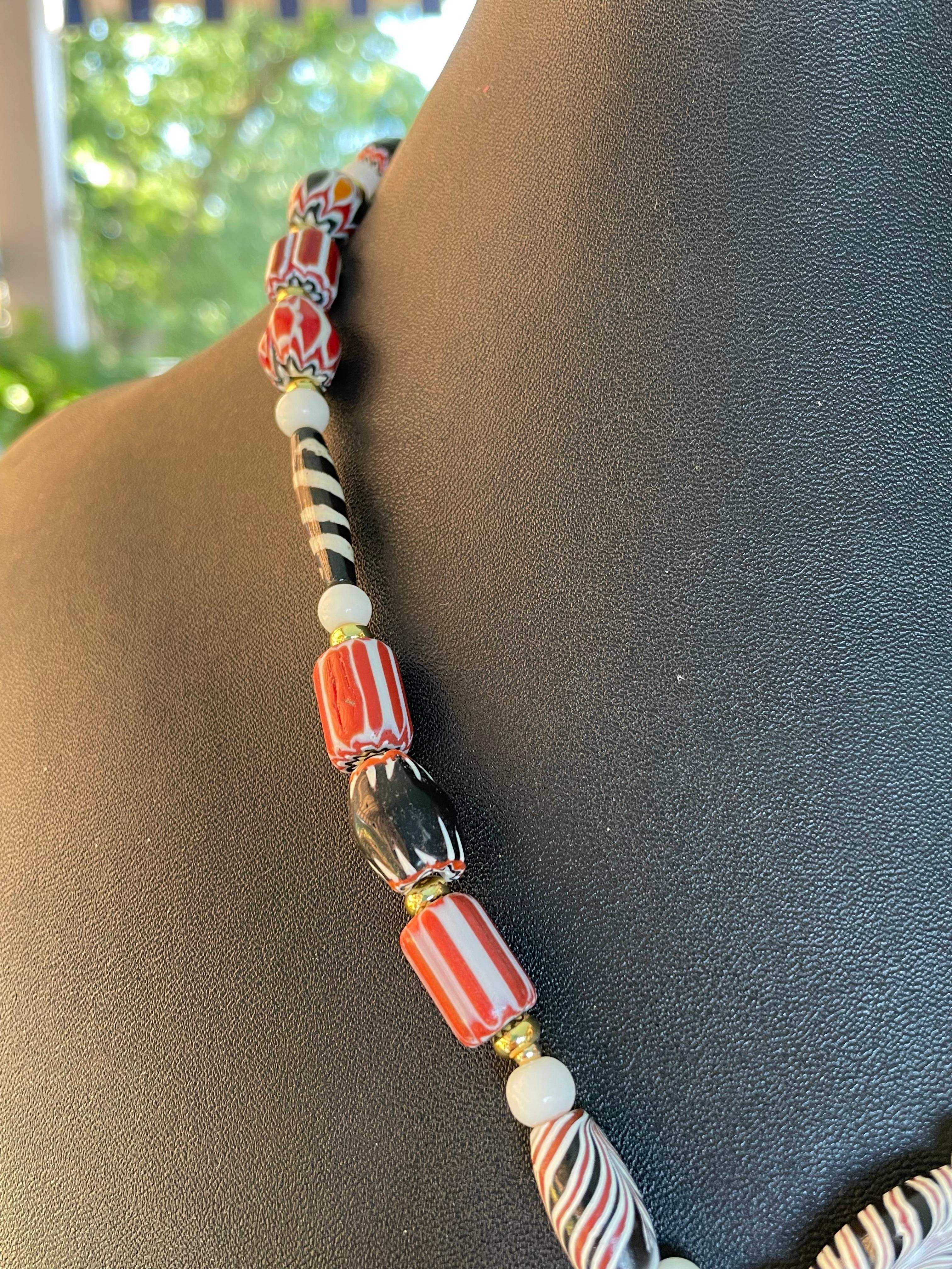 LB offers Vintage Wedgewood Jasperware pendant Venetian Glass onyx necklace In Good Condition For Sale In Pittsburgh, PA