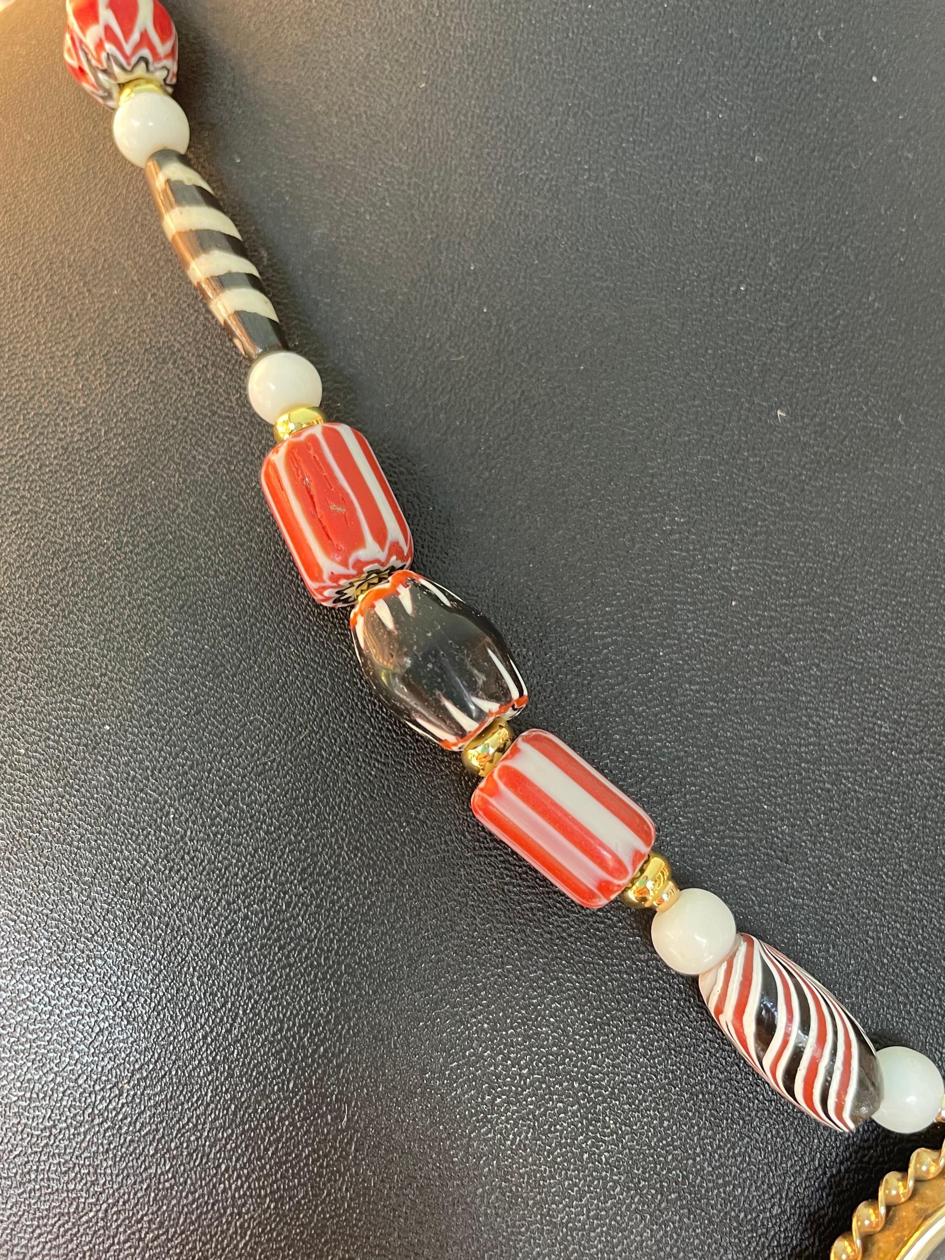 LB offers Vintage Wedgewood Jasperware pendant Venetian Glass onyx necklace For Sale 1