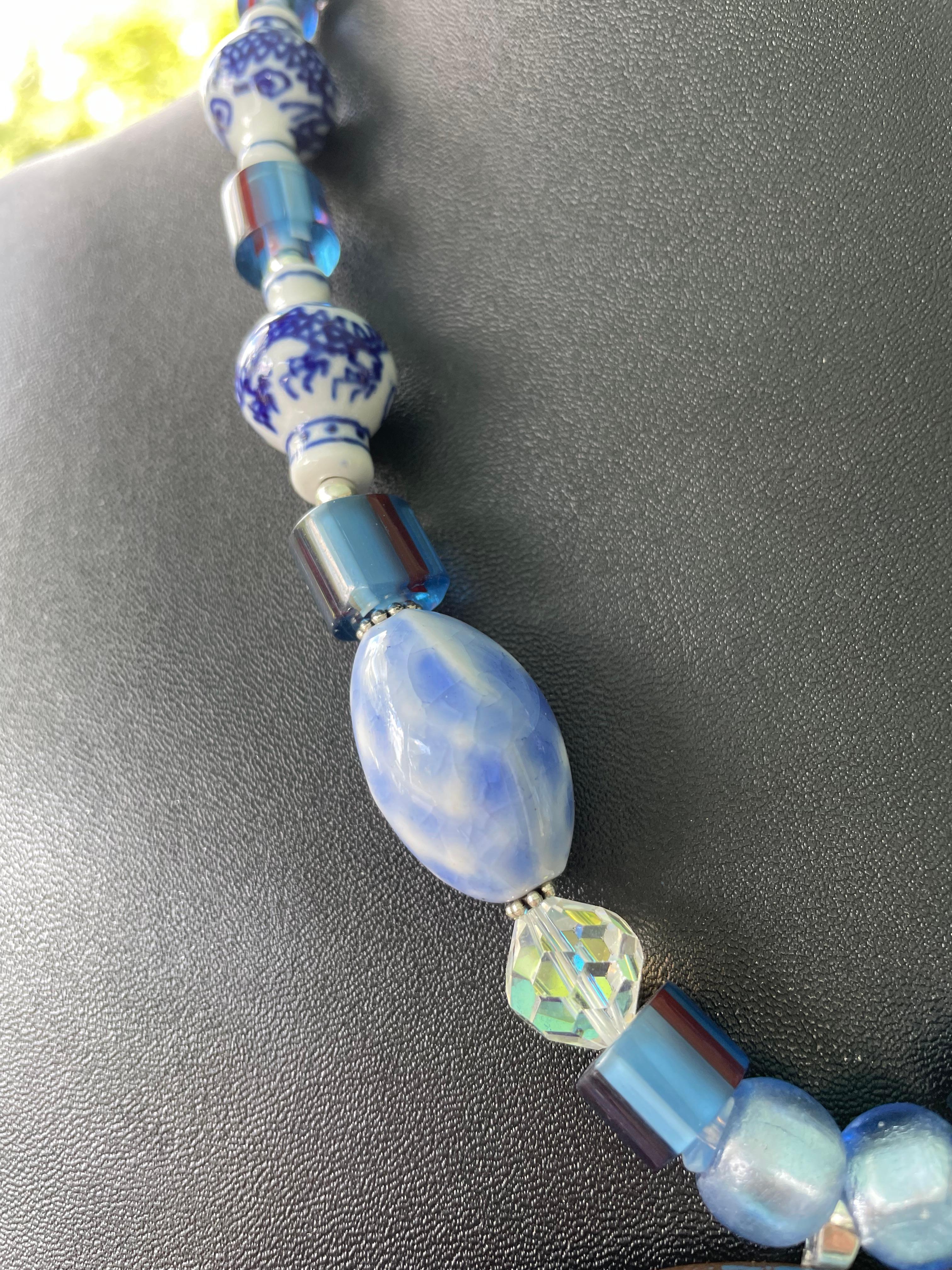 LB offre spilla Wedgewood Jasperware Fibbie in bachelite Collana di cristallo cinese In condizioni buone in vendita a Pittsburgh, PA