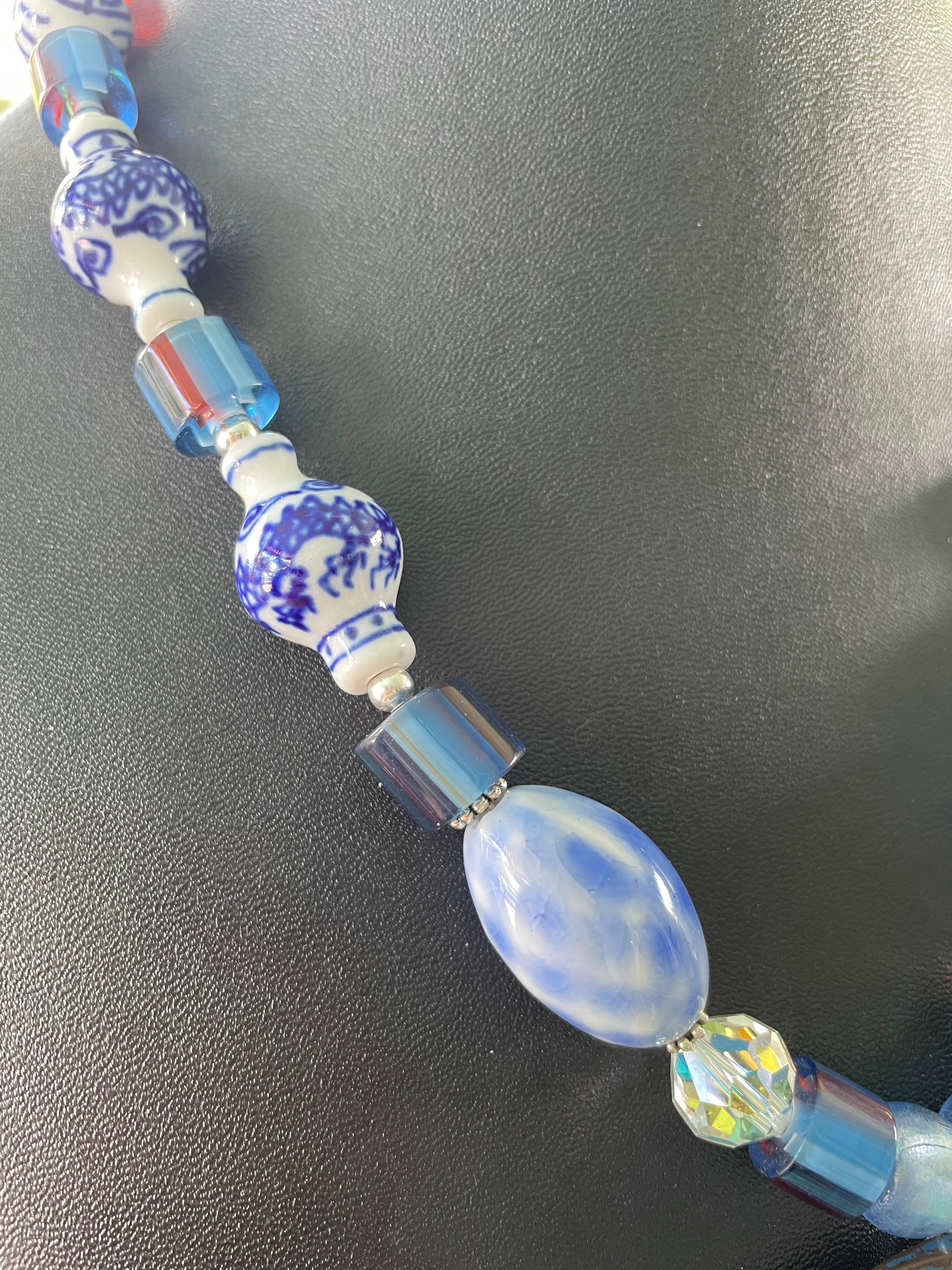 LB offre spilla Wedgewood Jasperware Fibbie in bachelite Collana di cristallo cinese in vendita 2