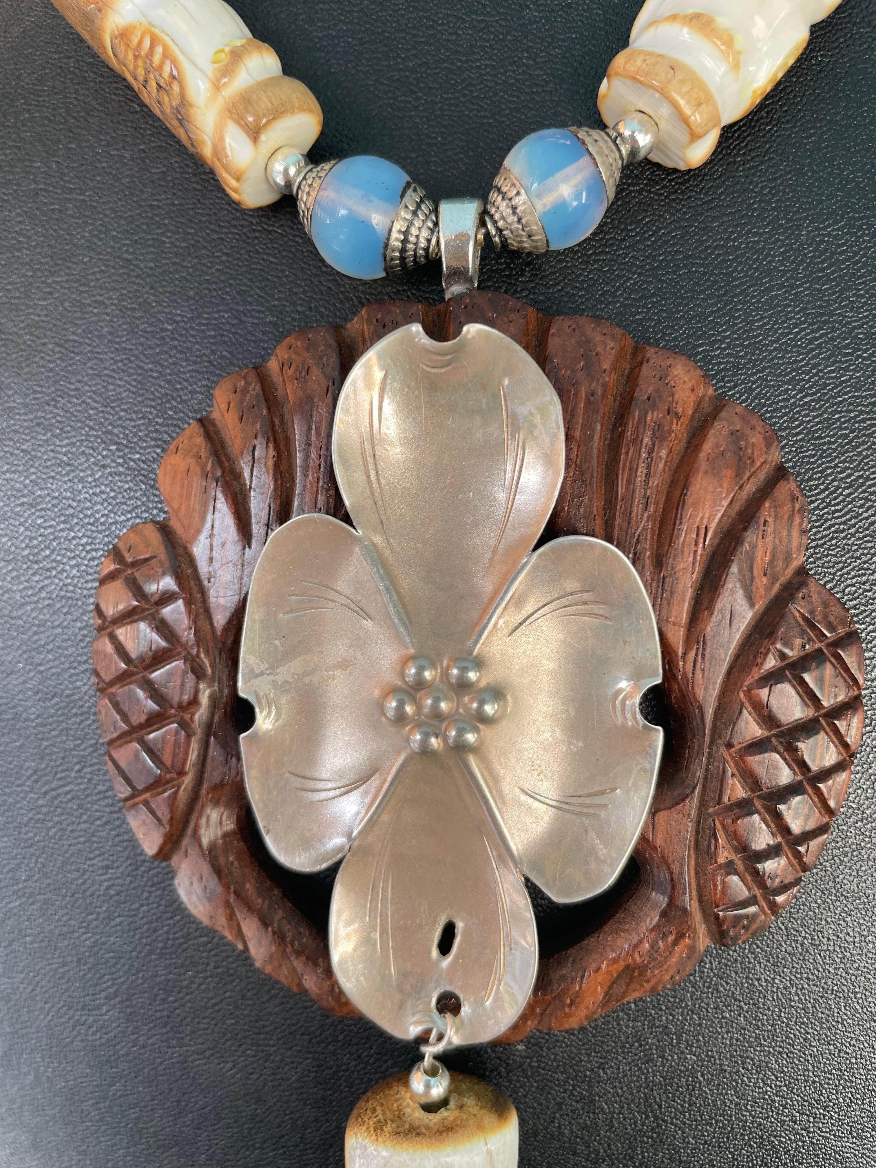 Lorraine's Bijoux bietet eine einzigartige, handgefertigte Vintage-Brosche aus Sterling-Silber mit Hartriegelblüten und eine geschnitzte Holzschnalle als Herzstück der Kette an. Die handgeschnitzten großen Eulenperlen aus Knochen der amerikanischen