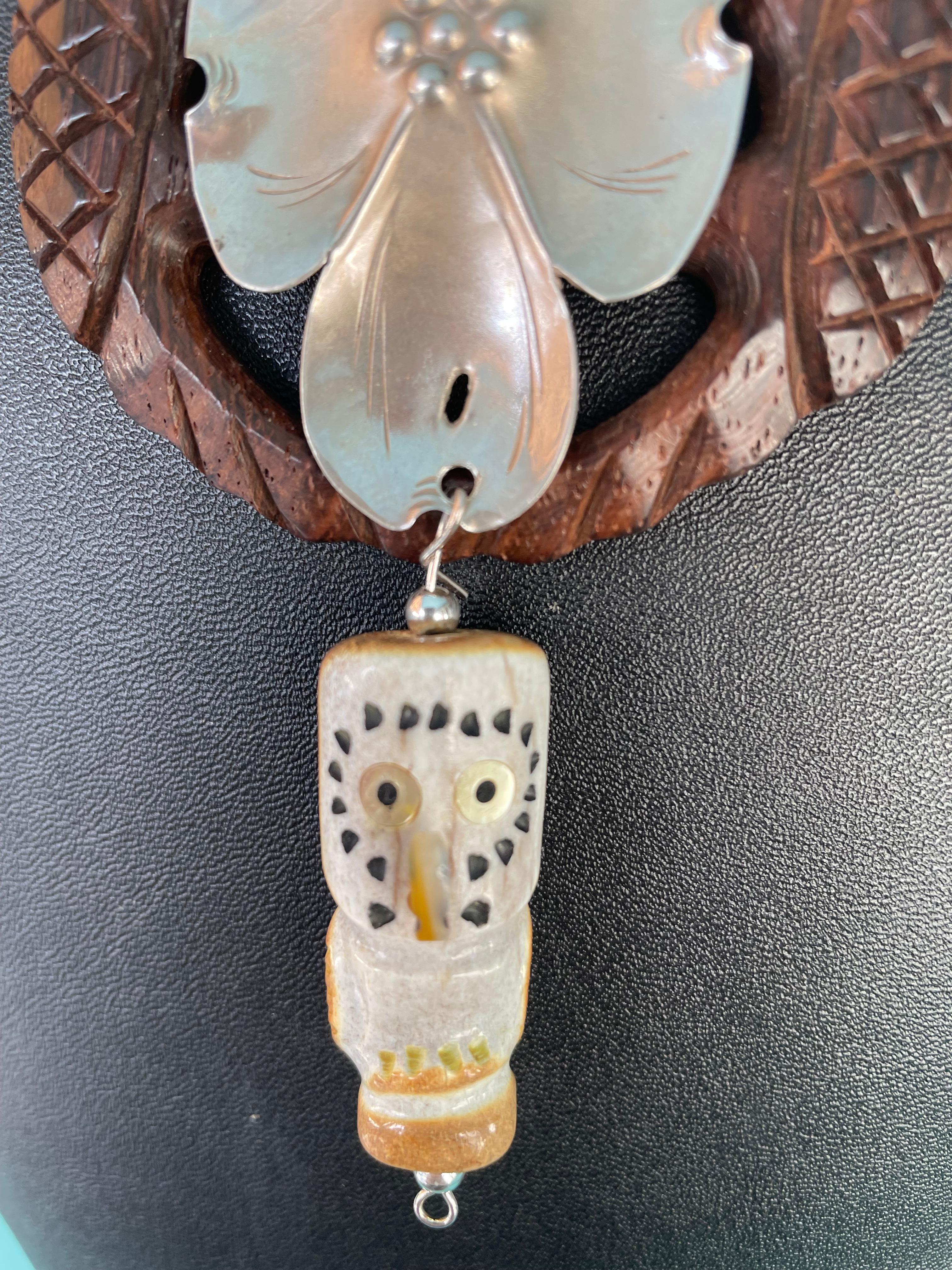 LB bietet hölzerne Schnalle Sterling Dogwood Brosche Knochen Eulen Glas Heishi Halskette (Kunsthandwerker*in) im Angebot