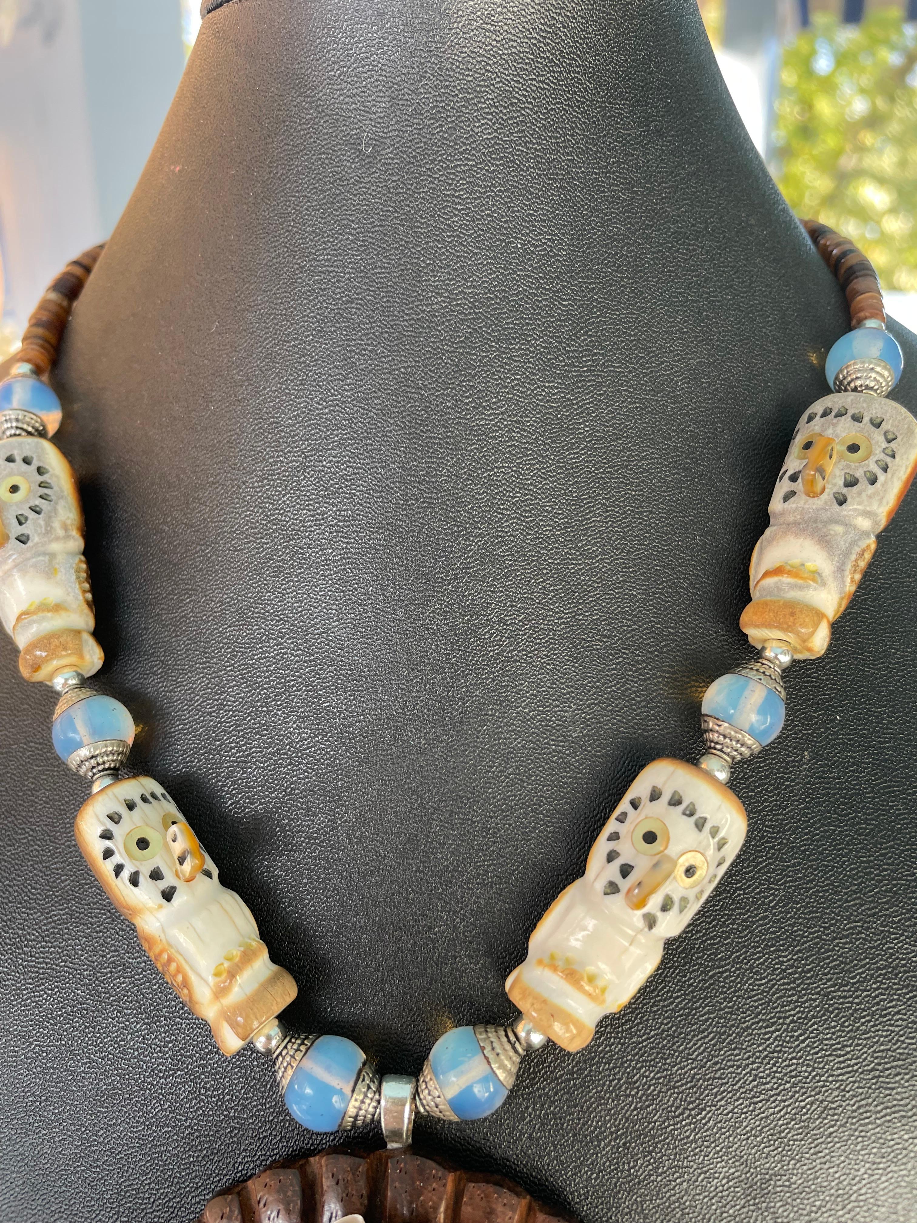 LB bietet hölzerne Schnalle Sterling Dogwood Brosche Knochen Eulen Glas Heishi Halskette im Zustand „Gut“ im Angebot in Pittsburgh, PA