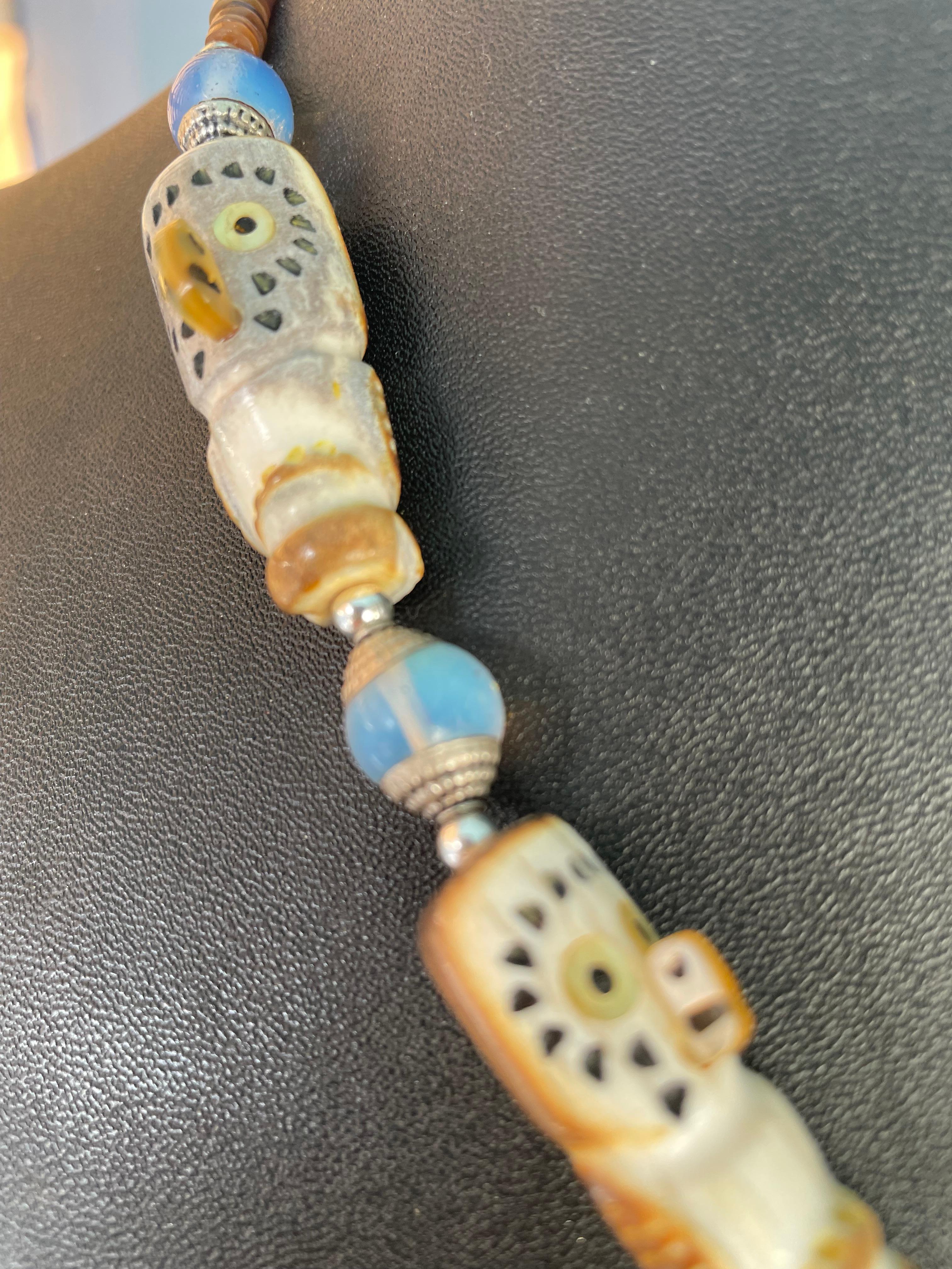 LB bietet hölzerne Schnalle Sterling Dogwood Brosche Knochen Eulen Glas Heishi Halskette für Damen oder Herren im Angebot