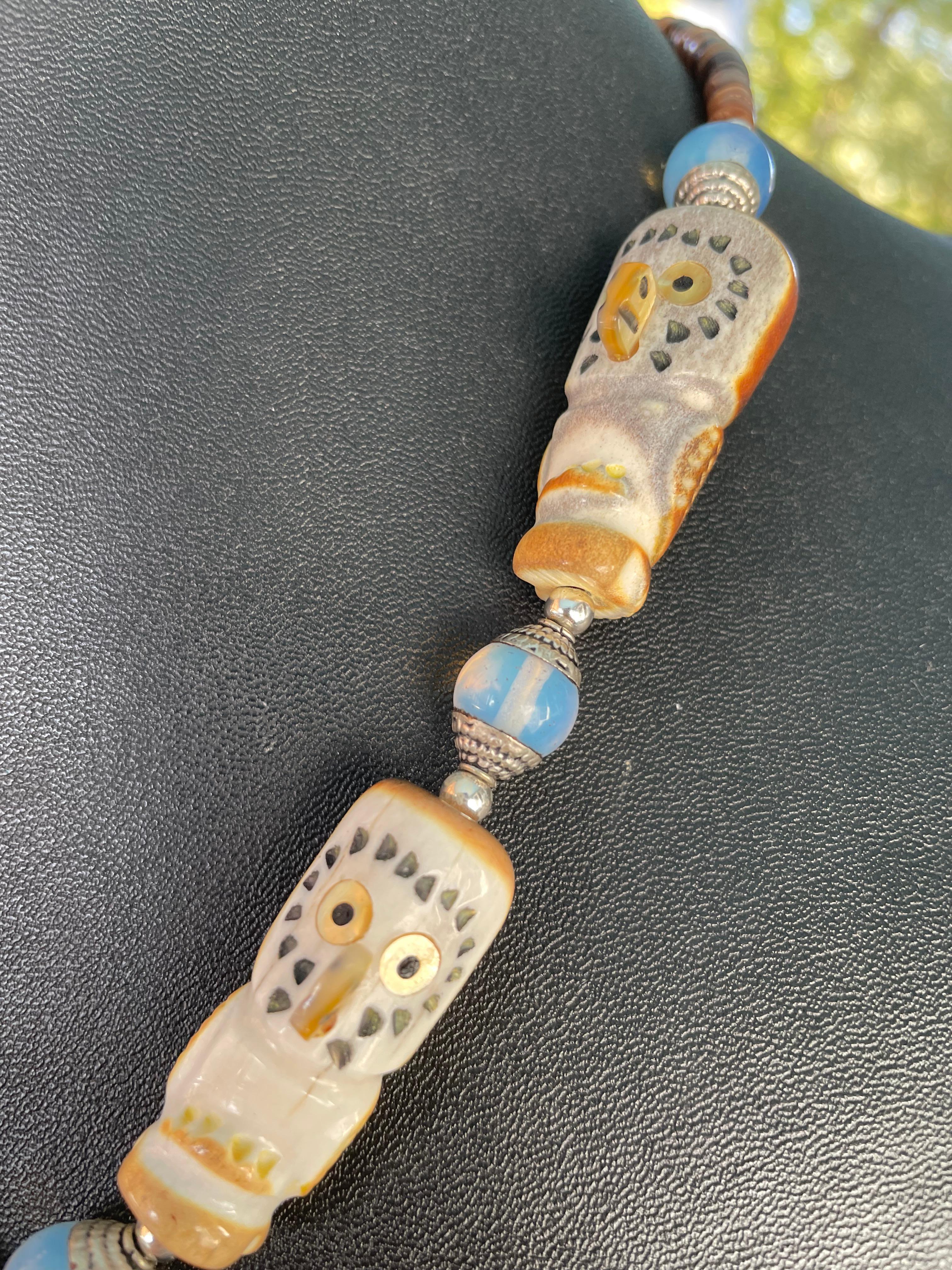 LB bietet hölzerne Schnalle Sterling Dogwood Brosche Knochen Eulen Glas Heishi Halskette im Angebot 1