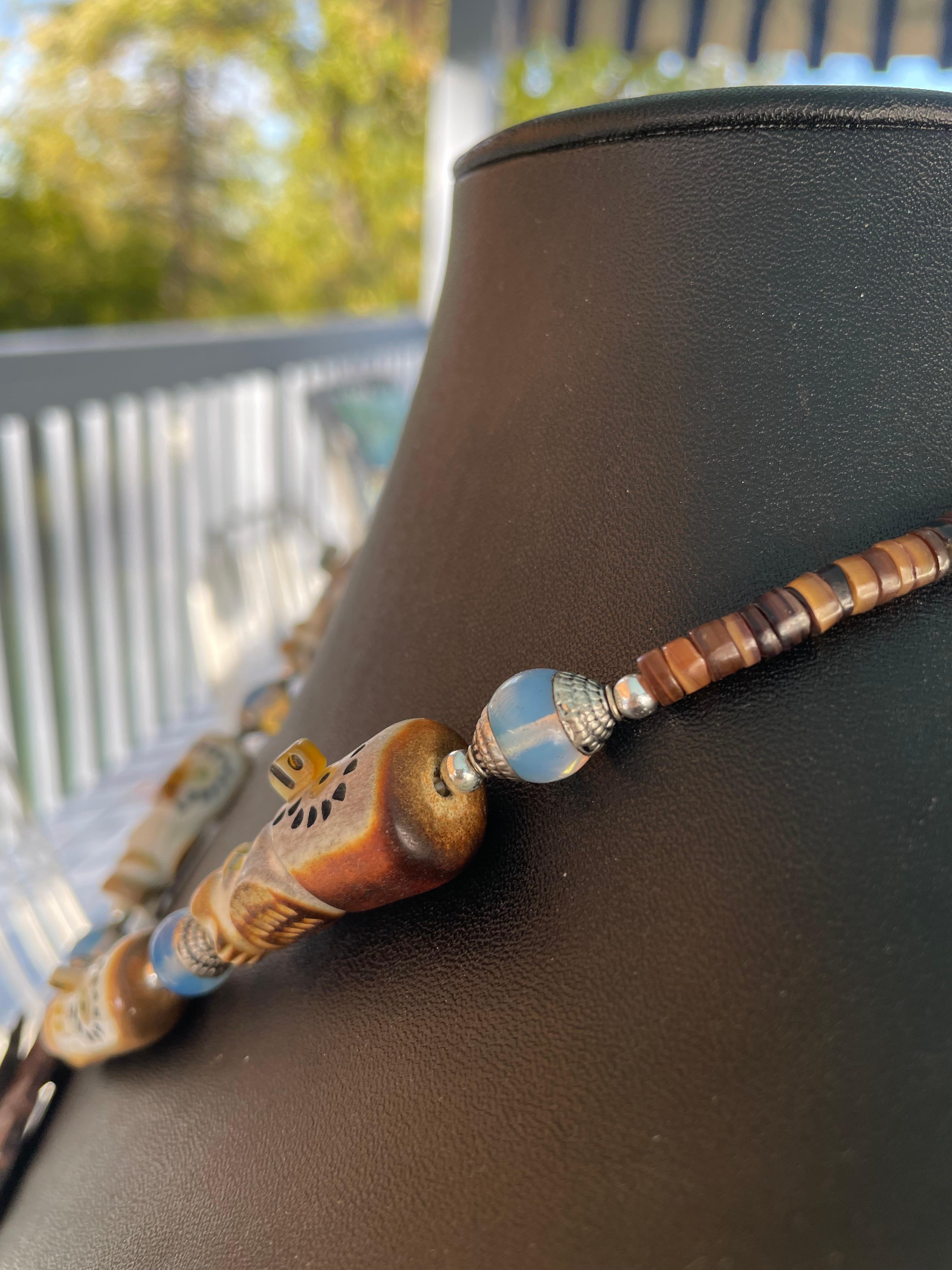 LB bietet hölzerne Schnalle Sterling Dogwood Brosche Knochen Eulen Glas Heishi Halskette im Angebot 2