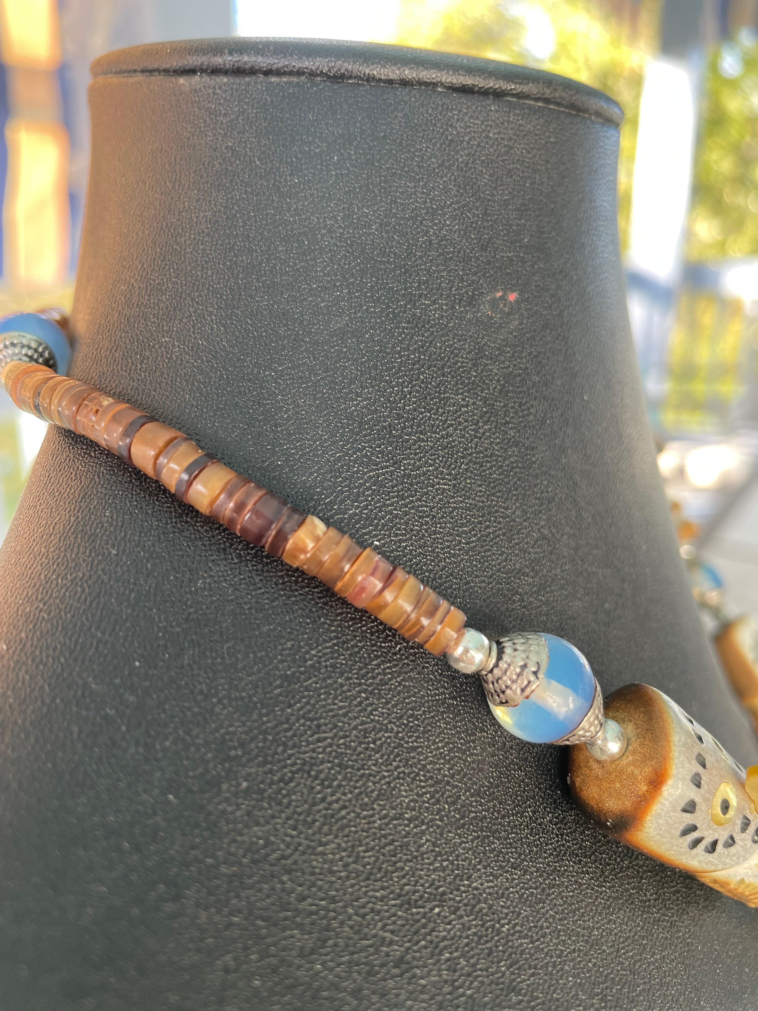 LB bietet hölzerne Schnalle Sterling Dogwood Brosche Knochen Eulen Glas Heishi Halskette im Angebot 3