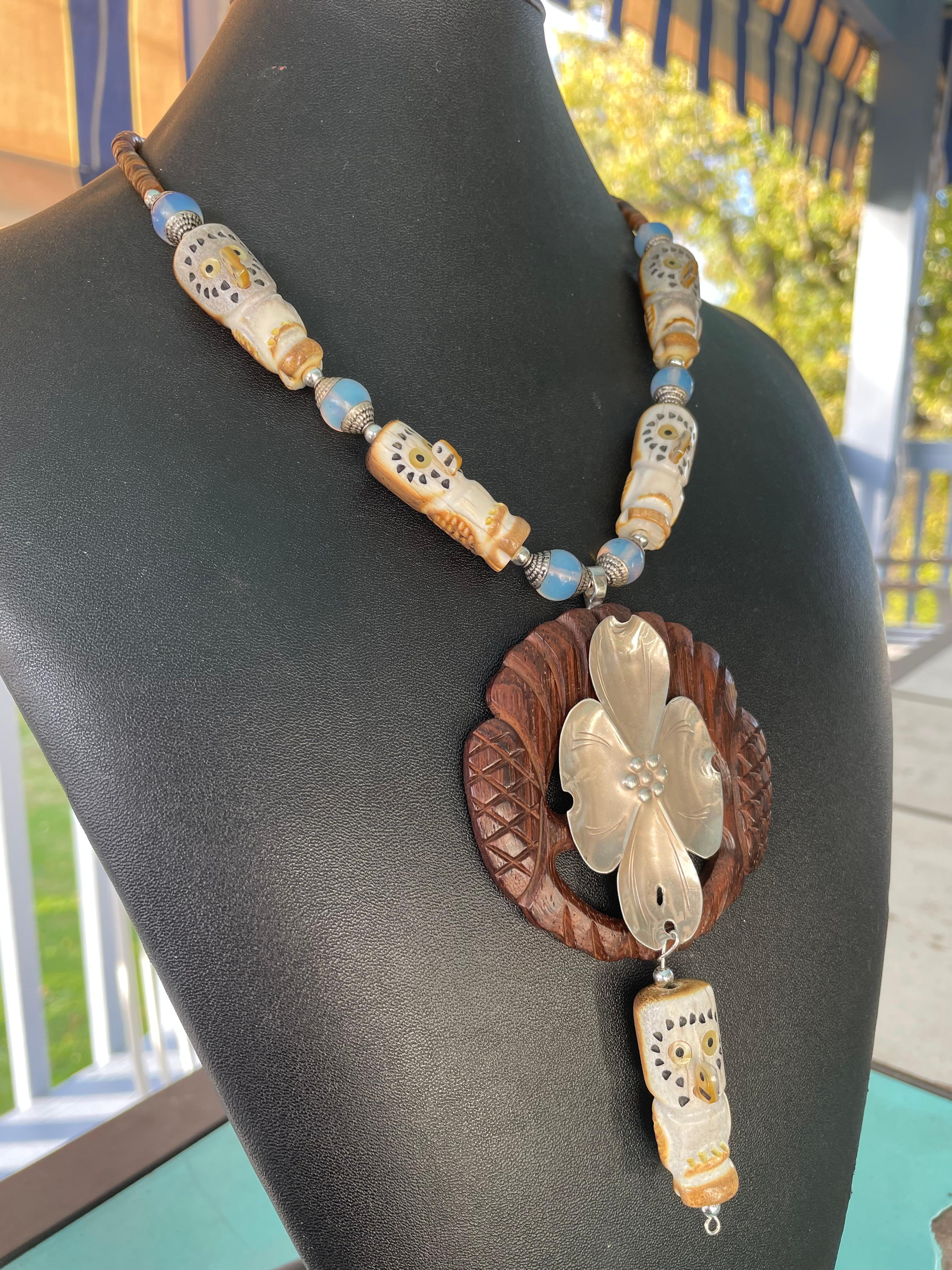 LB bietet hölzerne Schnalle Sterling Dogwood Brosche Knochen Eulen Glas Heishi Halskette im Angebot 4