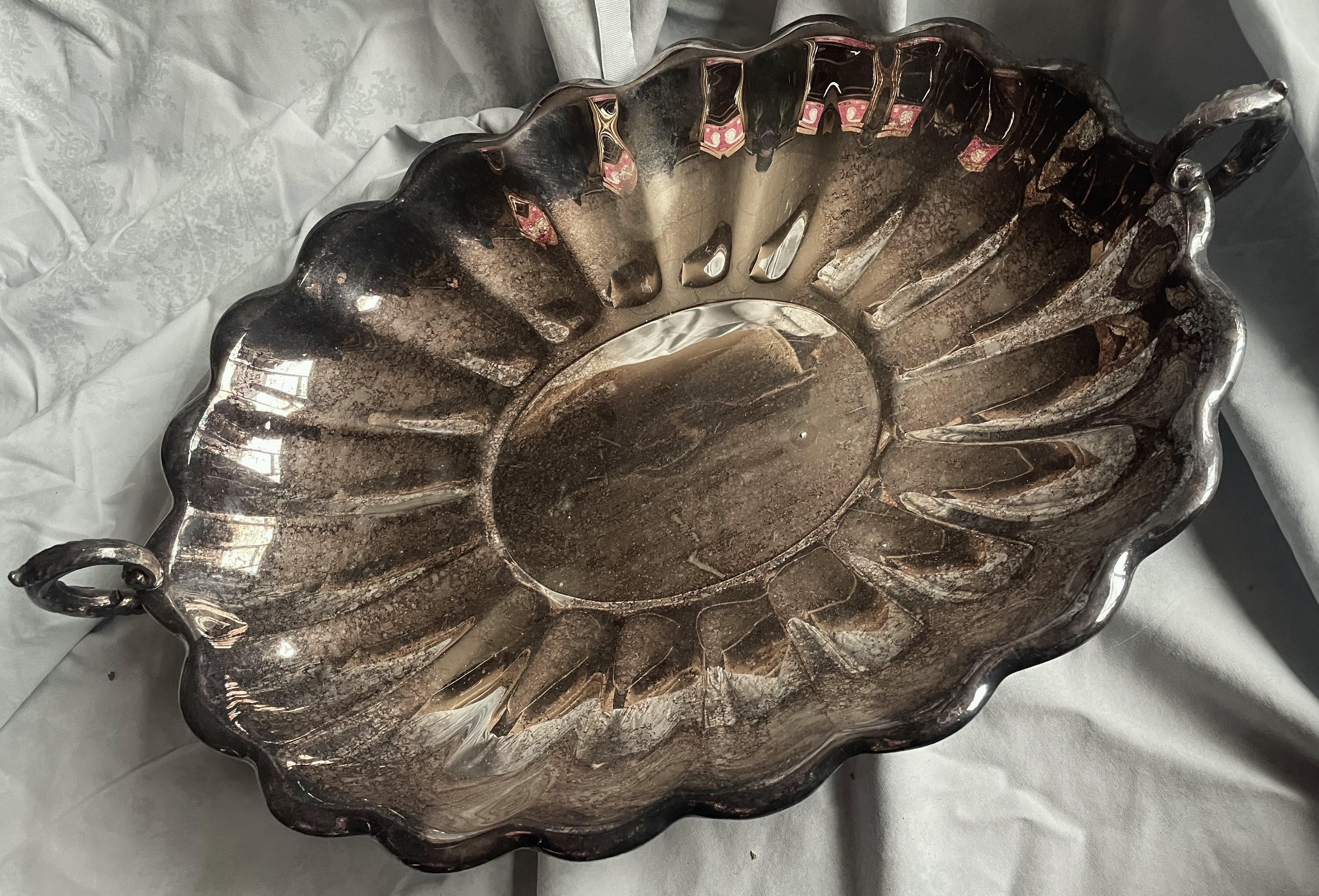 LB Plato de centro con pie festoneado y asa de plato de plata grande en venta 3