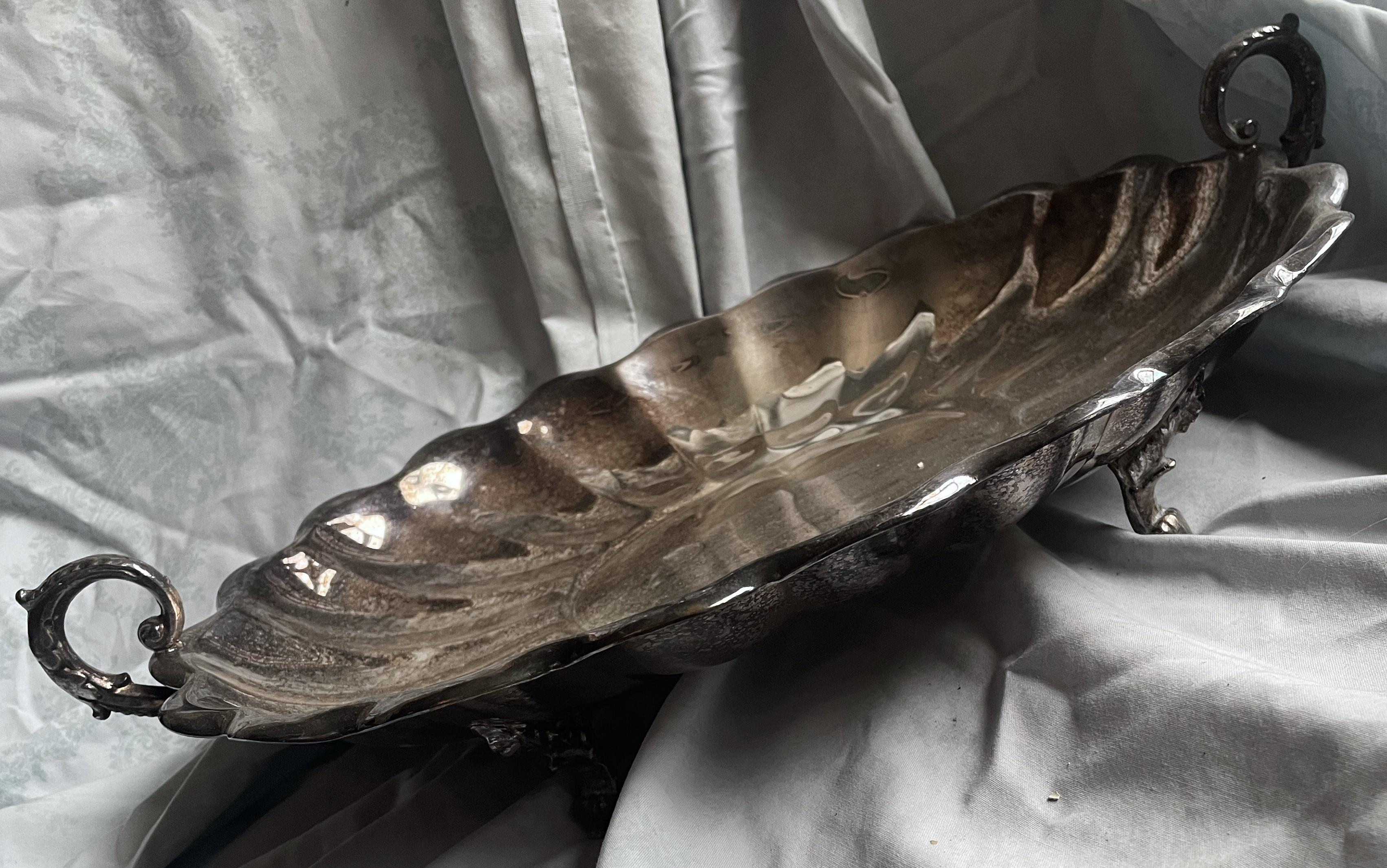 LB Plato de centro con pie festoneado y asa de plato de plata grande siglo XX en venta