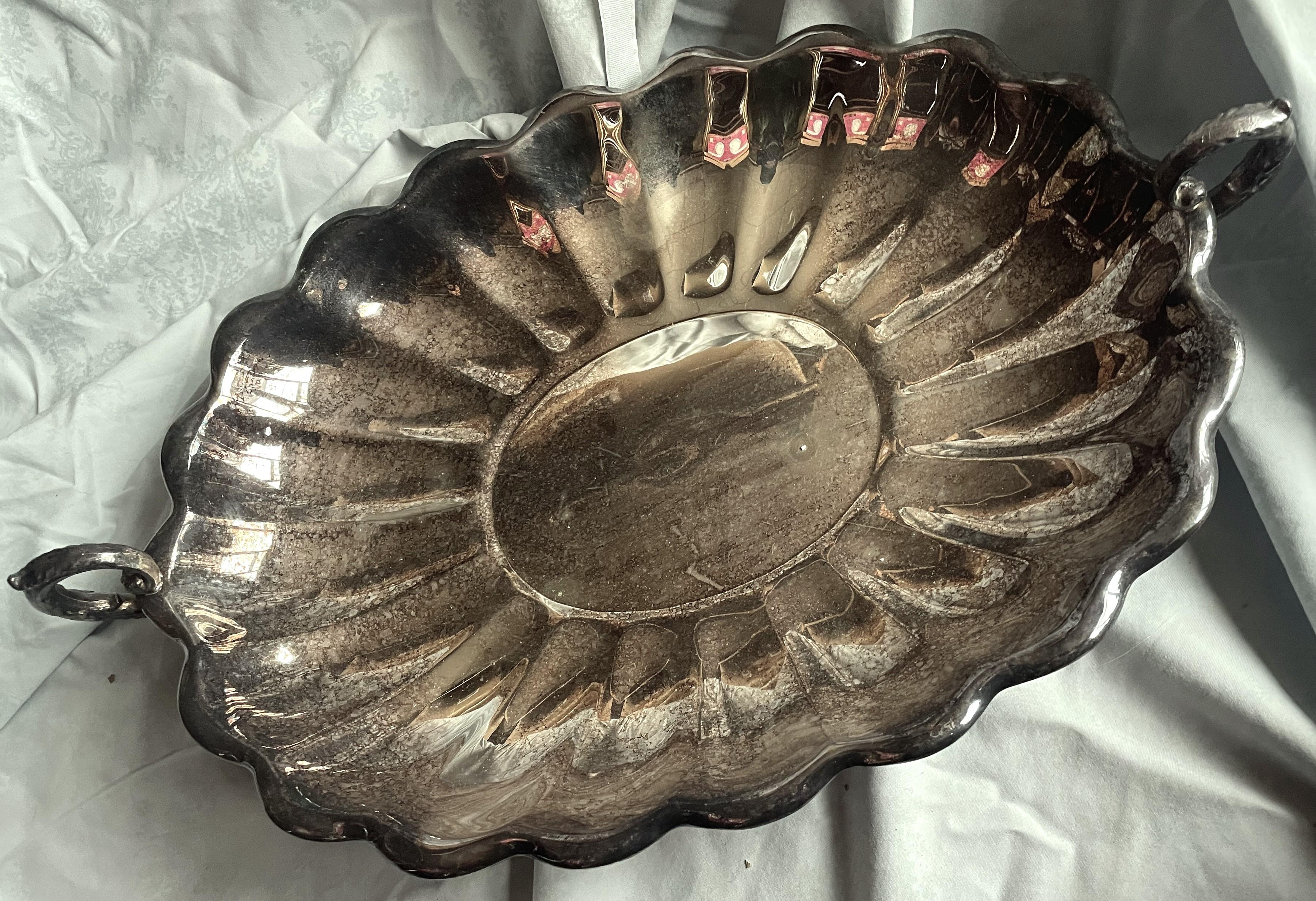 LB Plato de centro con pie festoneado y asa de plato de plata grande en venta 2