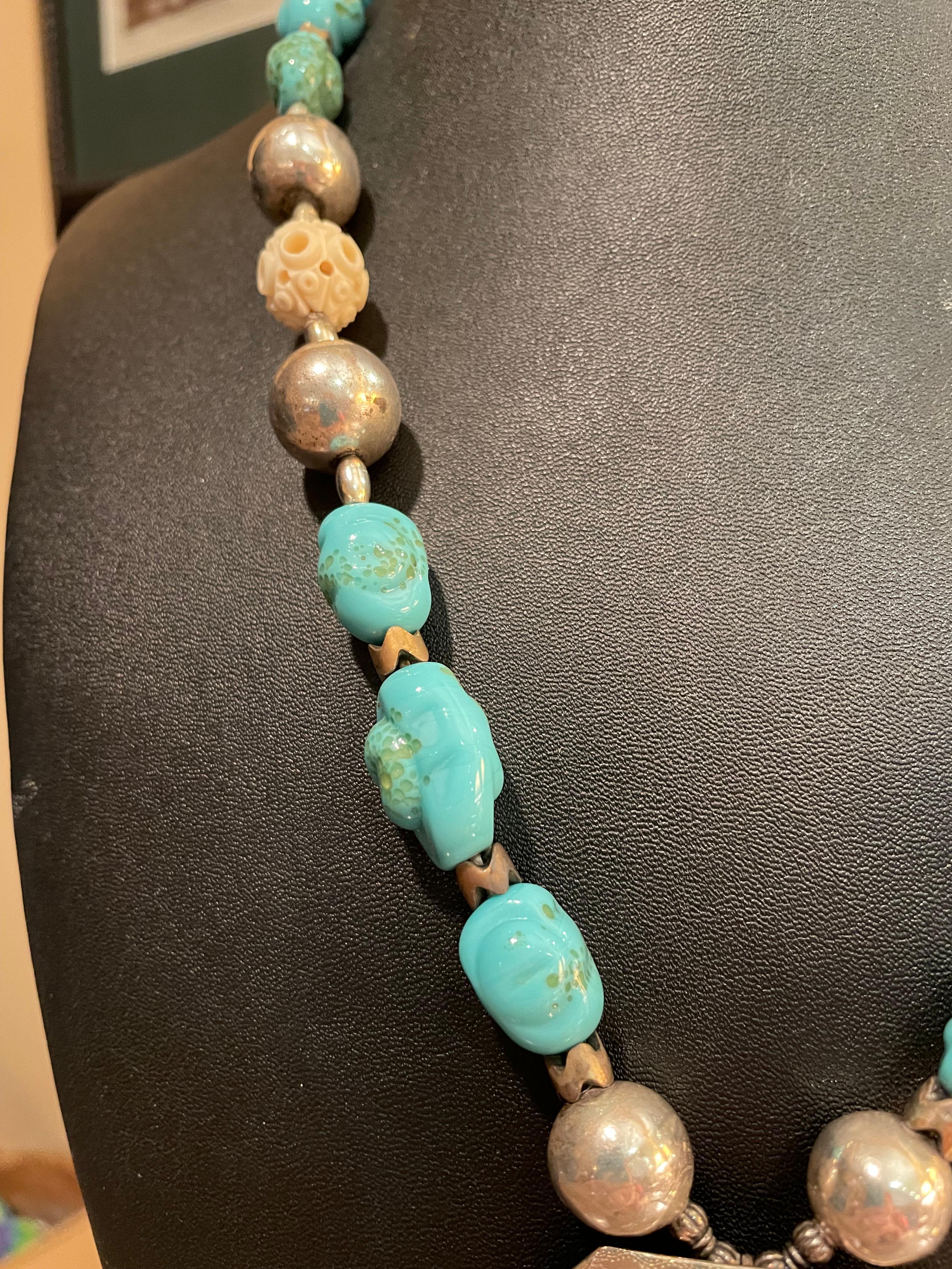 LB atemberaubende geätzte Sterling-Brosche mit Türkis-Perlen-Halskette aus Glas im Zustand „Gut“ im Angebot in Pittsburgh, PA
