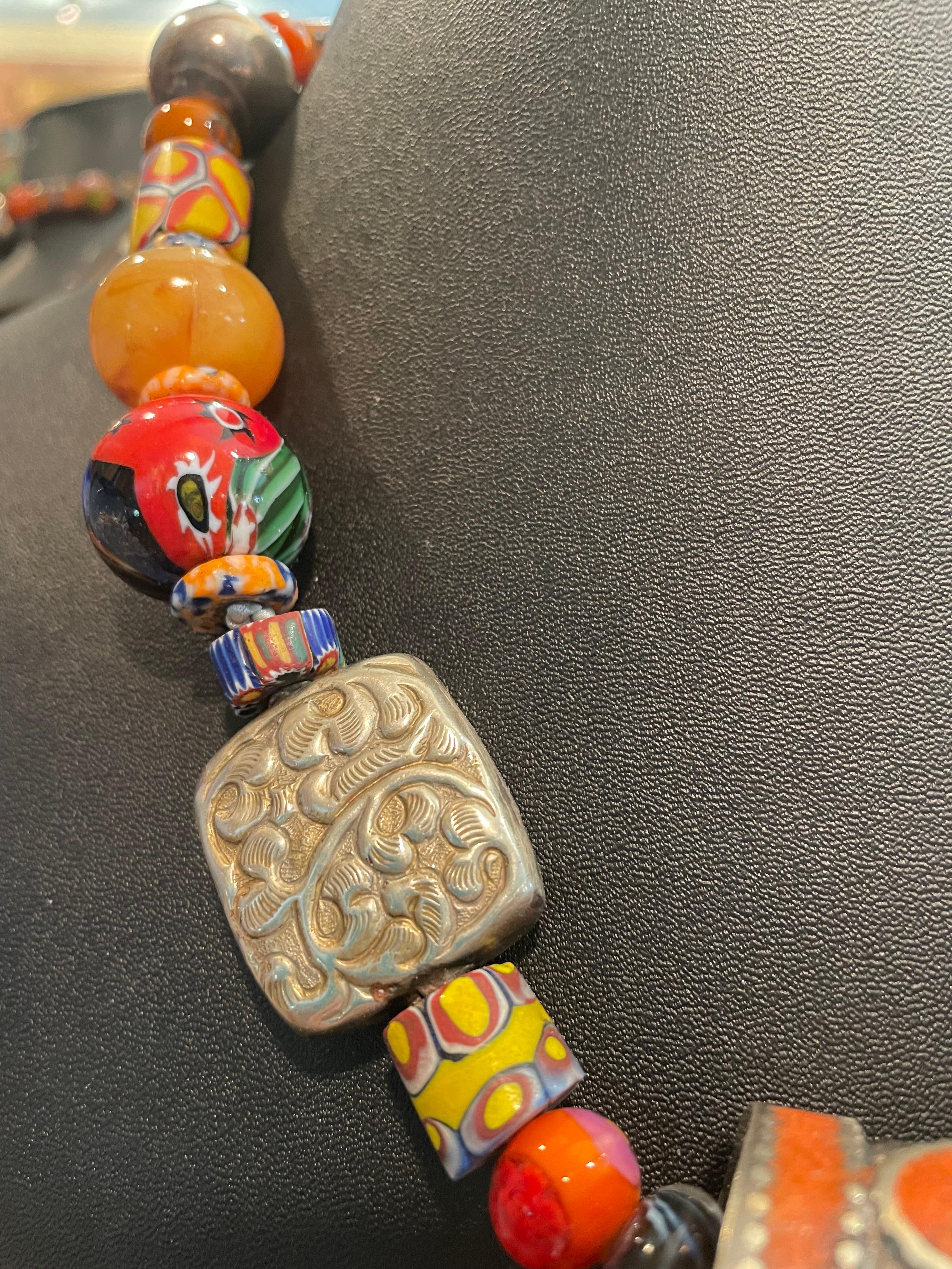 LB Halskette im Stammesstil Tibetisches Silber Afghani mit Intarsien aus venezianischem Bernstein und Perlen (Kunsthandwerker*in) im Angebot