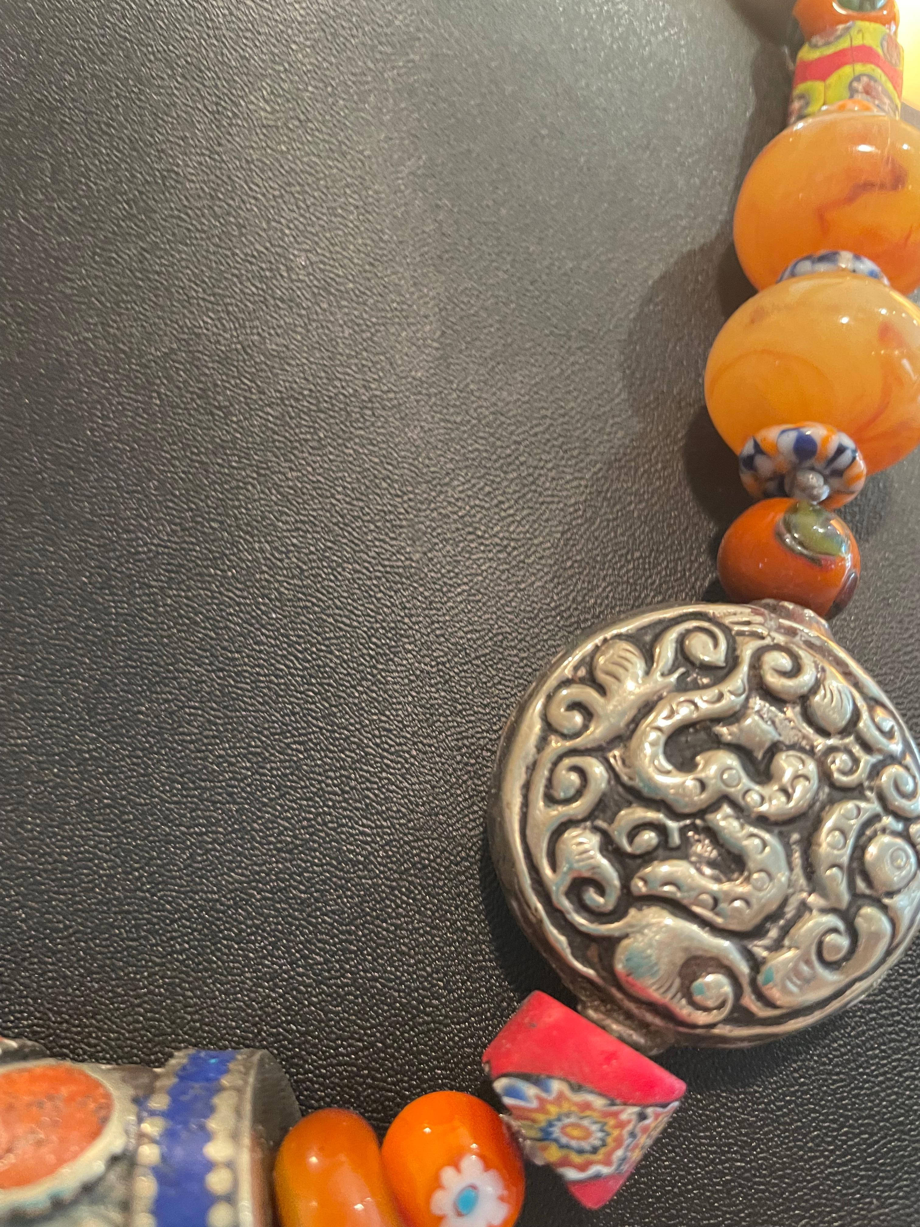 LB Halskette im Stammesstil Tibetisches Silber Afghani mit Intarsien aus venezianischem Bernstein und Perlen im Zustand „Gut“ im Angebot in Pittsburgh, PA