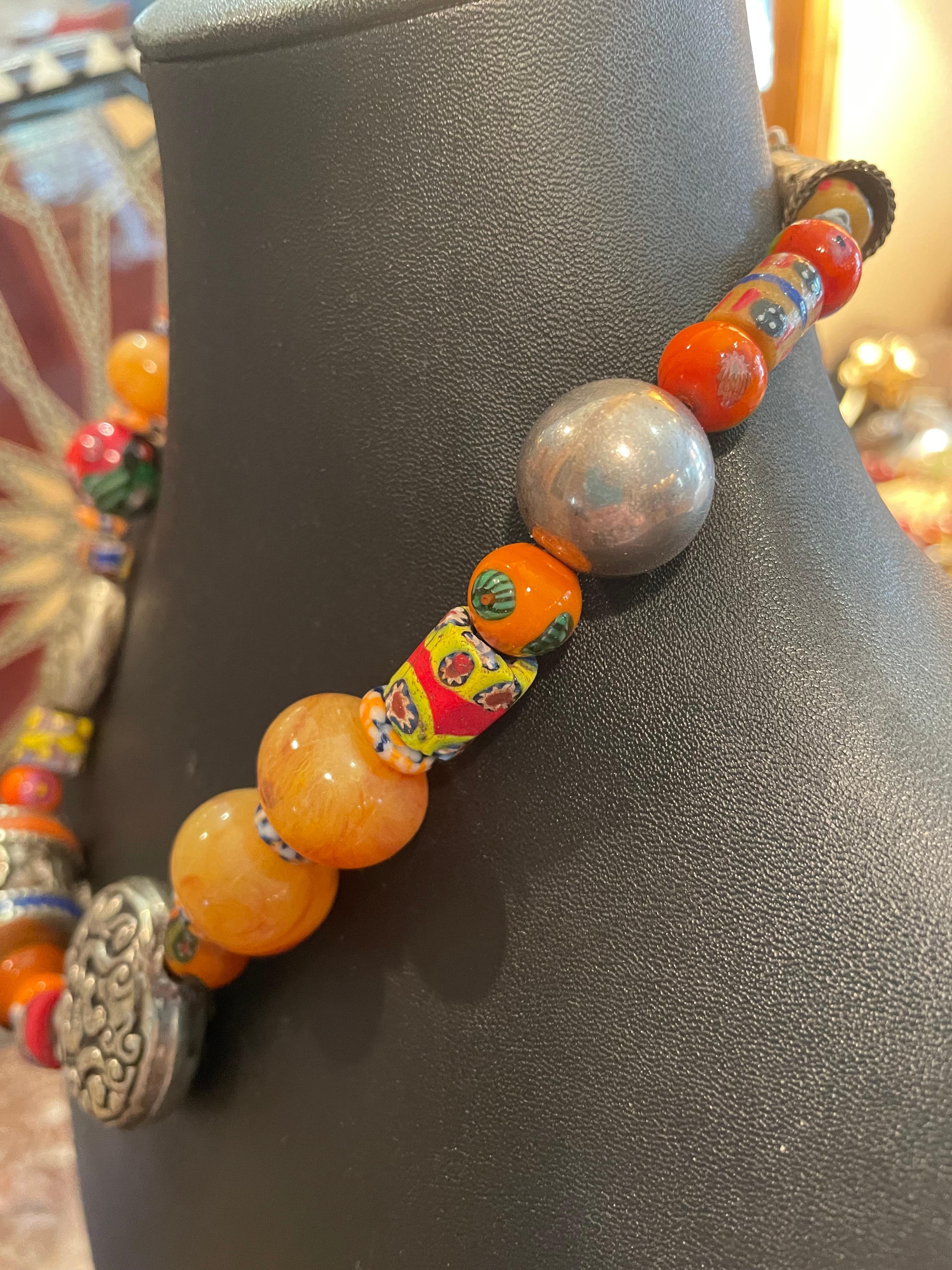 LB Halskette im Stammesstil Tibetisches Silber Afghani mit Intarsien aus venezianischem Bernstein und Perlen für Damen oder Herren im Angebot