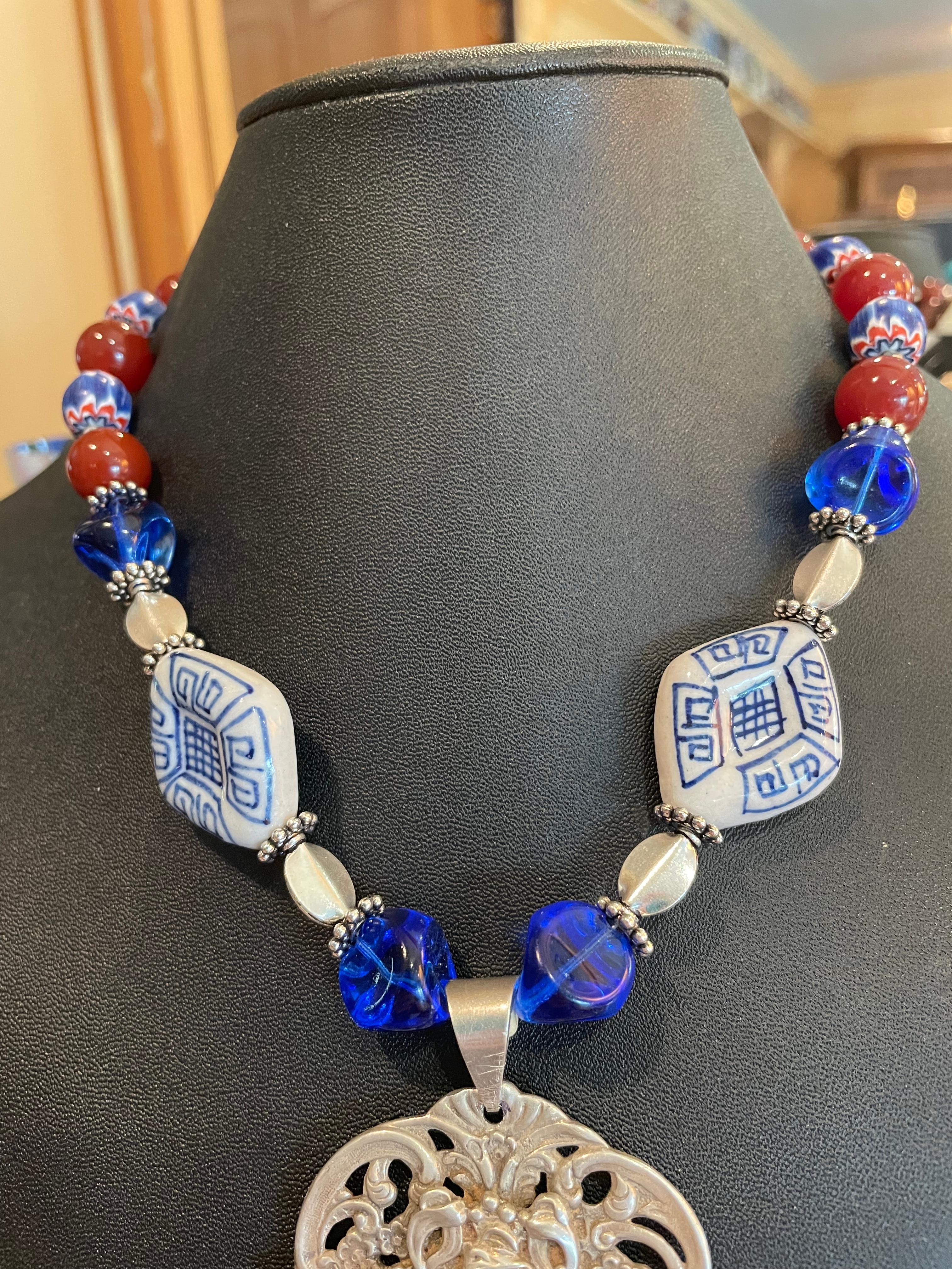 LB Karneol-Halskette im Stammesstil aus Sterlingsilber mit Jugendstil-Anhänger aus Keramik für Damen oder Herren