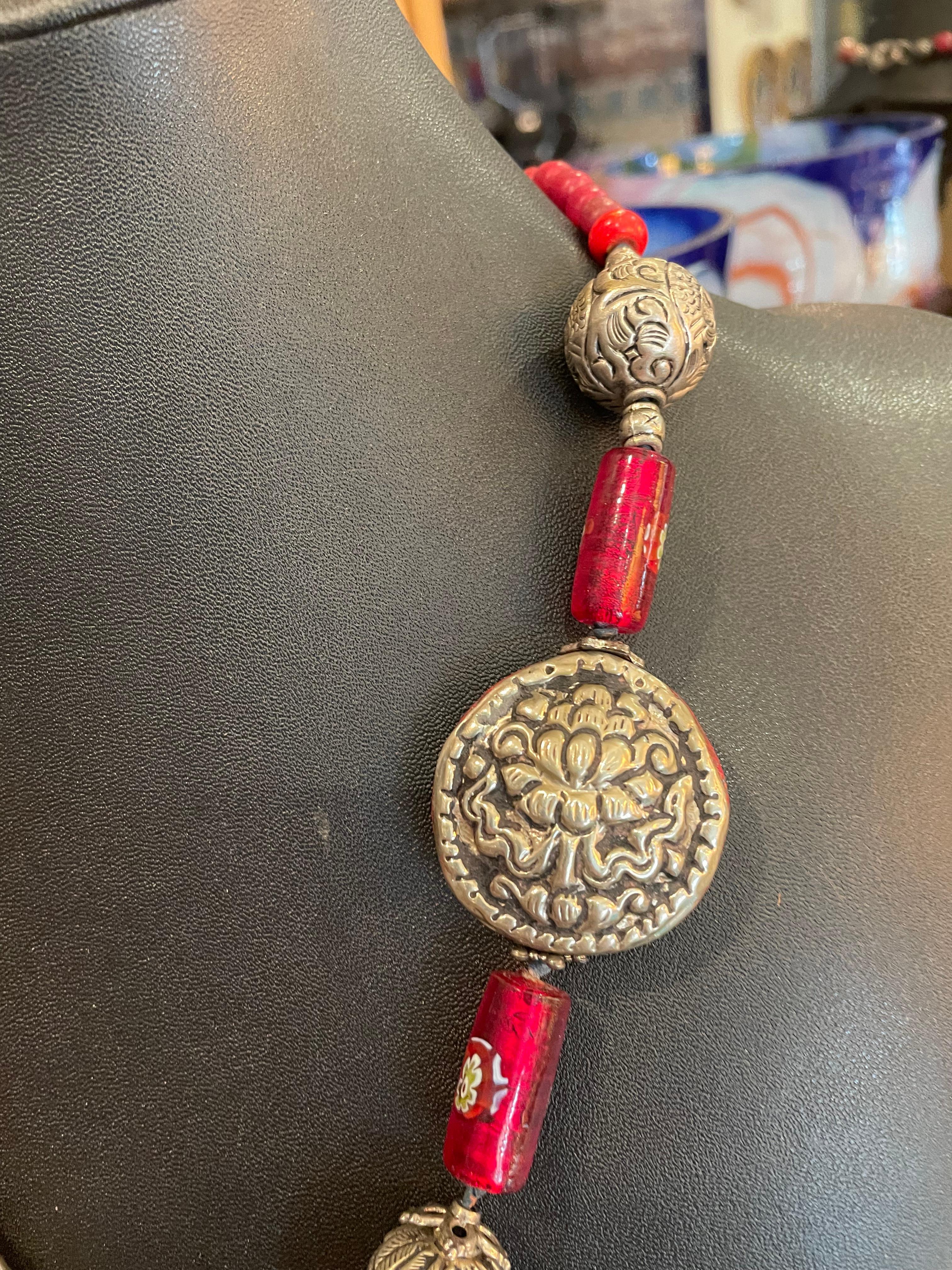 Artisan LB Collier pendentif tibétain de style tribal avec perles vénitiennes en argent tibétain OOAK en vente