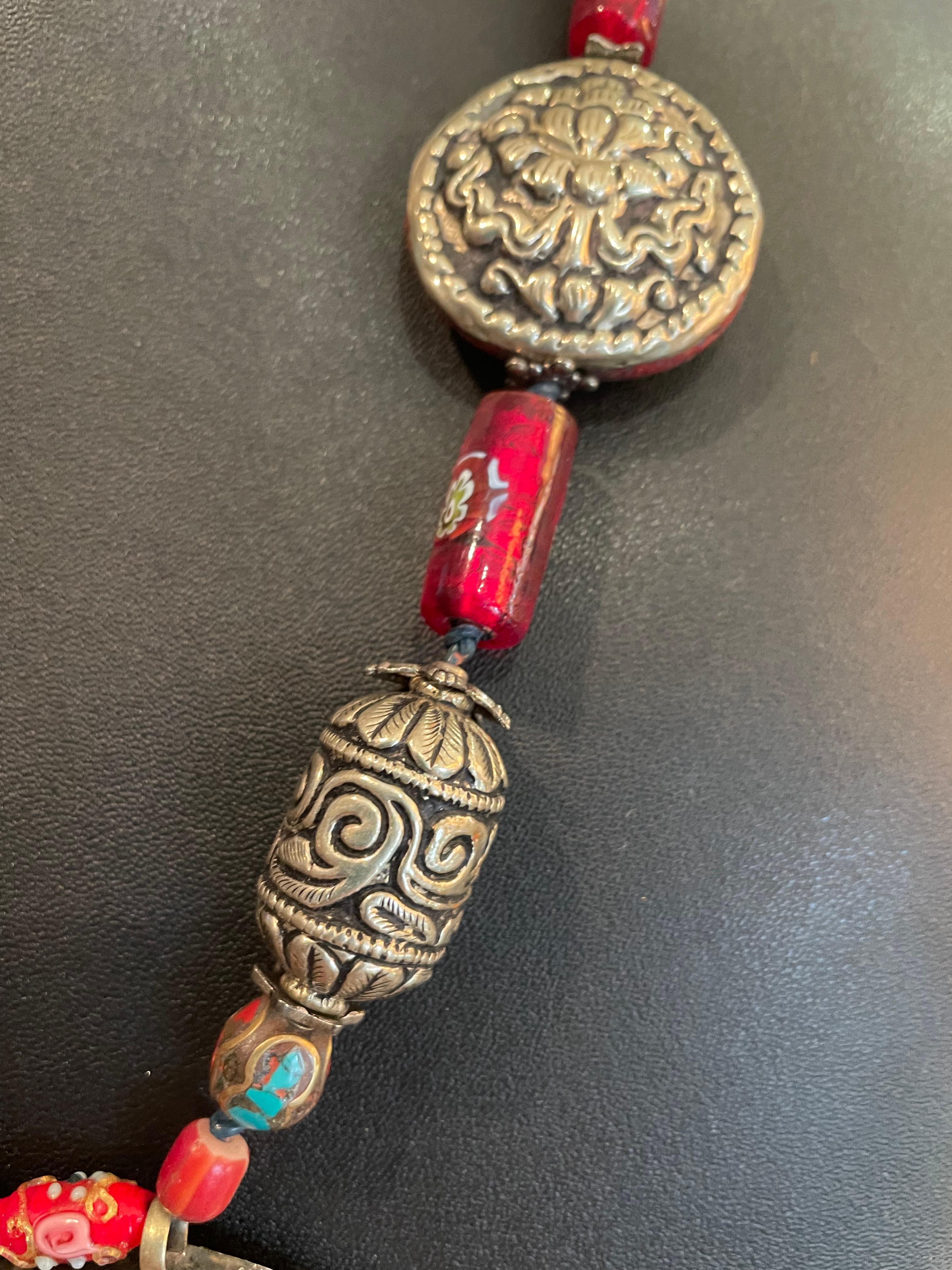 Taille cabochon LB Collier pendentif tibétain de style tribal avec perles vénitiennes en argent tibétain OOAK en vente