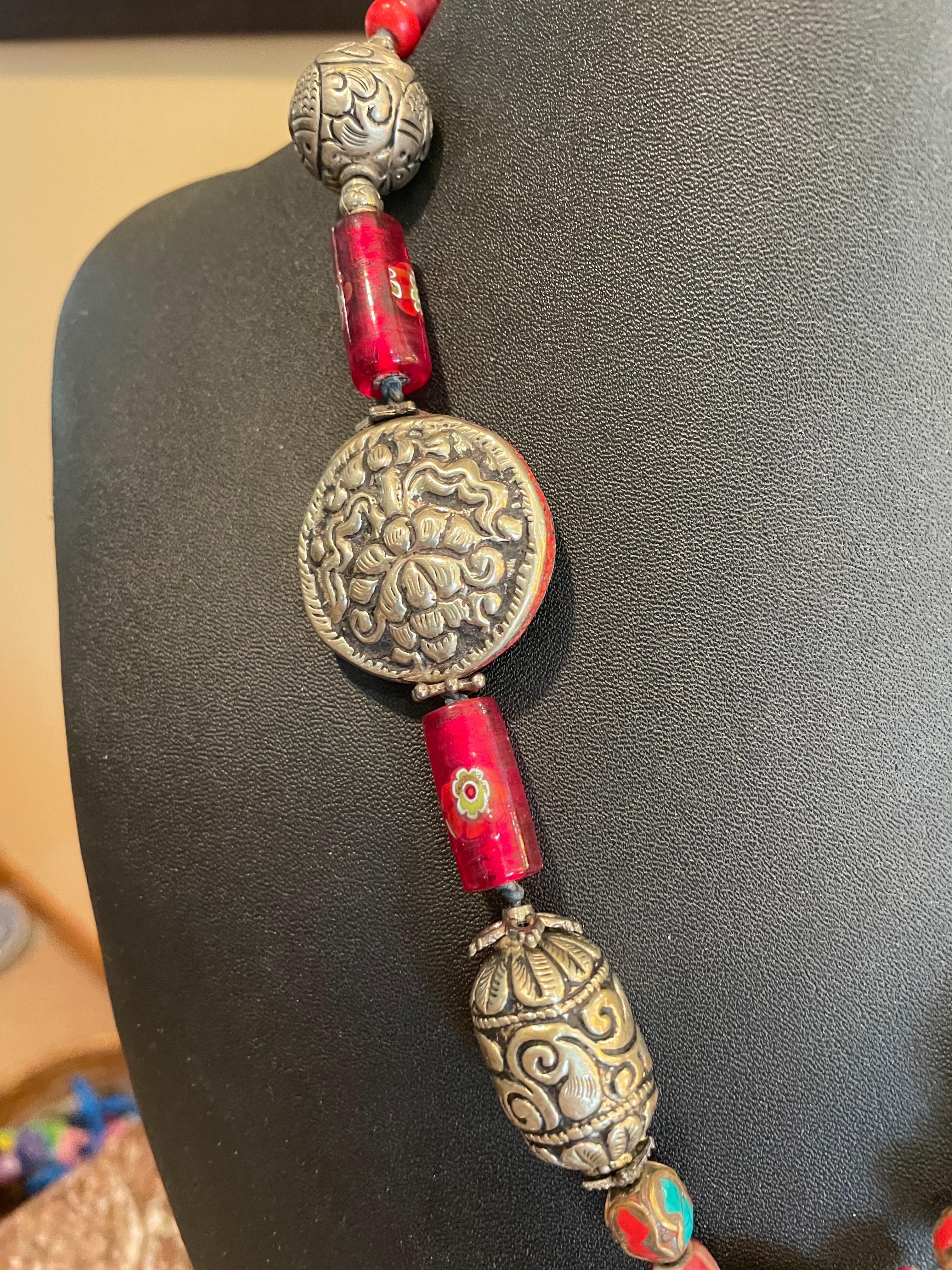 LB Collier pendentif tibétain de style tribal avec perles vénitiennes en argent tibétain OOAK Bon état - En vente à Pittsburgh, PA