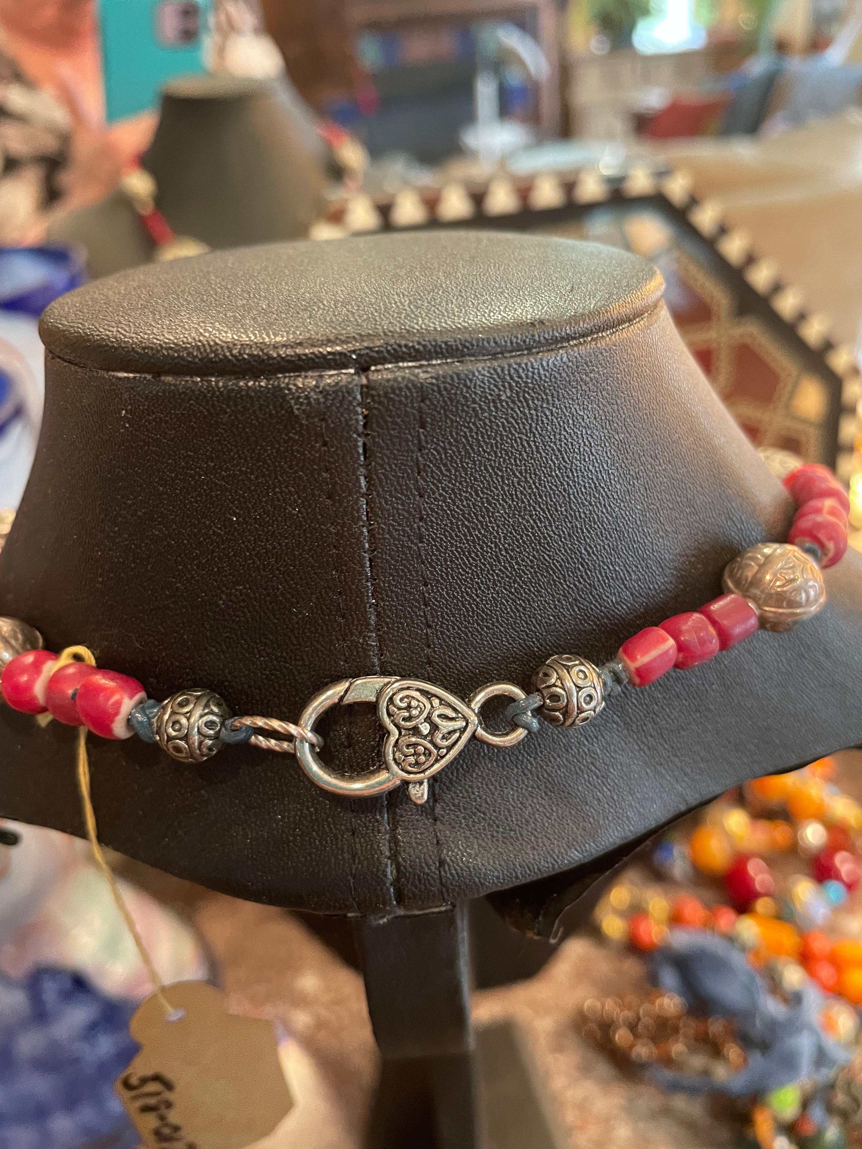 LB Collier pendentif tibétain de style tribal avec perles vénitiennes en argent tibétain OOAK en vente 1