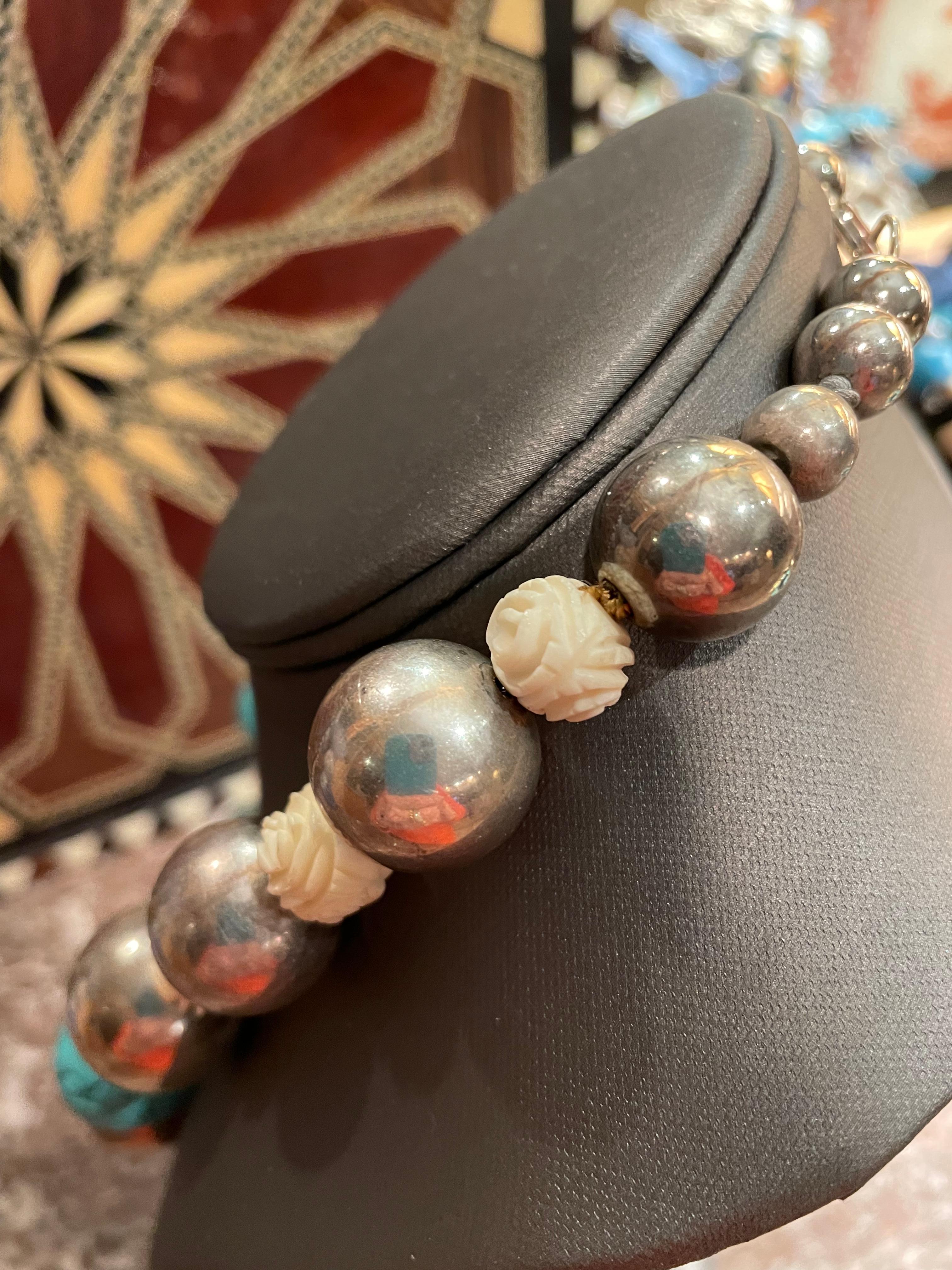Türkis, Sterling, Knochen , handgefertigte Halskette im Stammesstil wird angeboten (Indigene Kunst (Nord-/Südamerika)) im Angebot