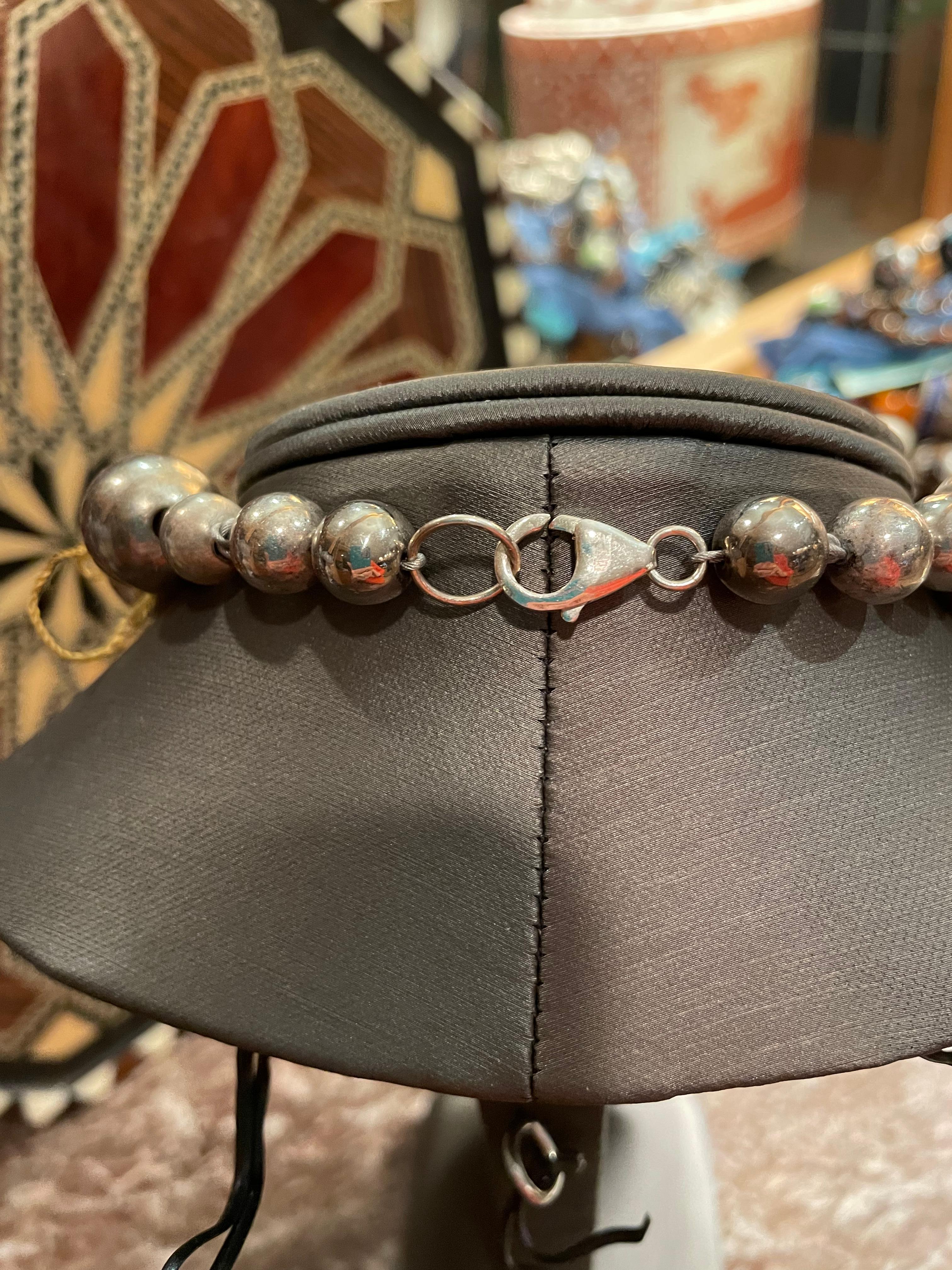 LB Turquesa, Sterling, Hueso , collar de estilo tribal hecho a mano está en oferta Cuenta en venta