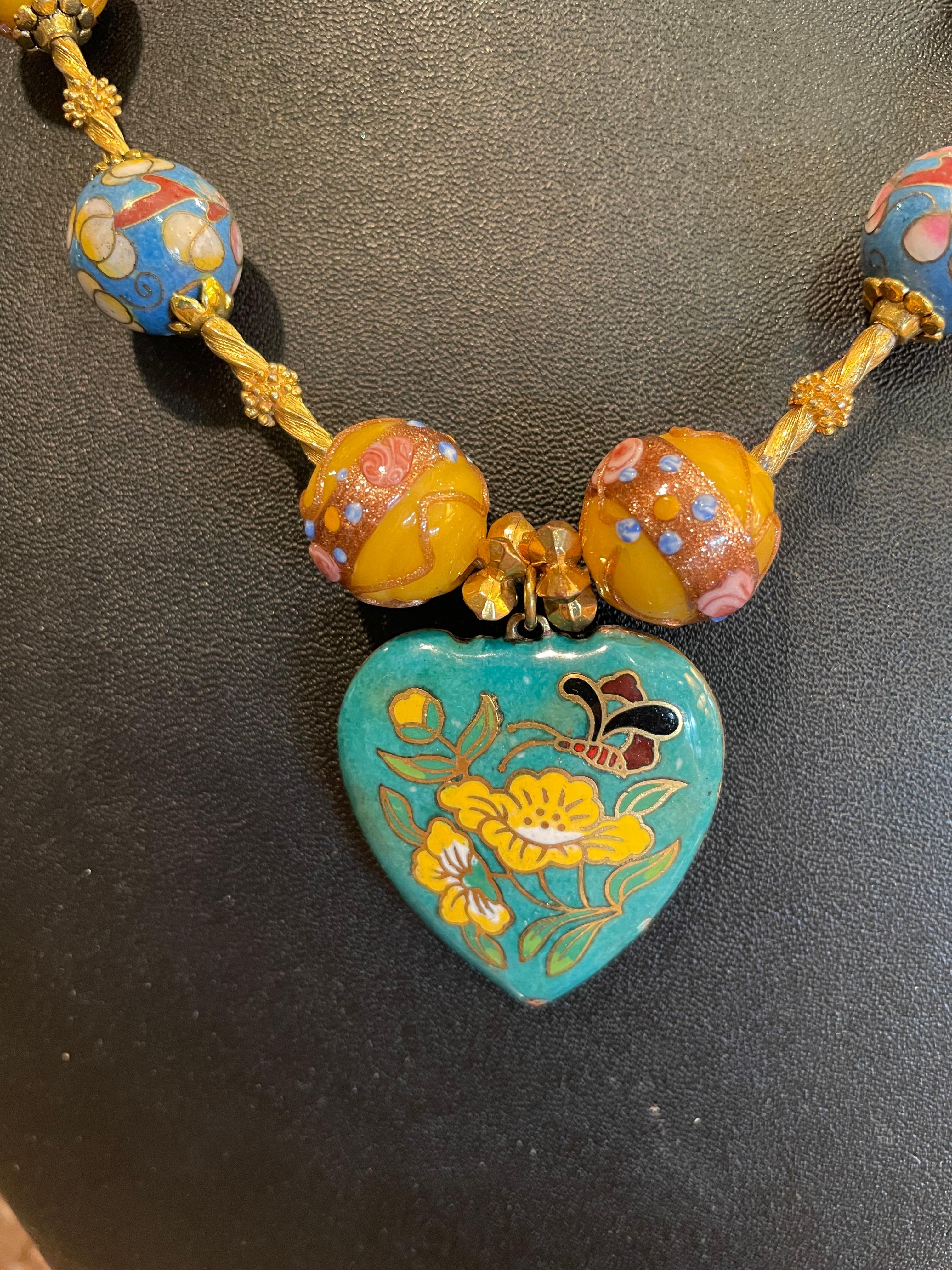 LB vintage Chinese cloisonné heart necklace with Vintage Venetian wedding beads In Good Condition For Sale In Pittsburgh, PA