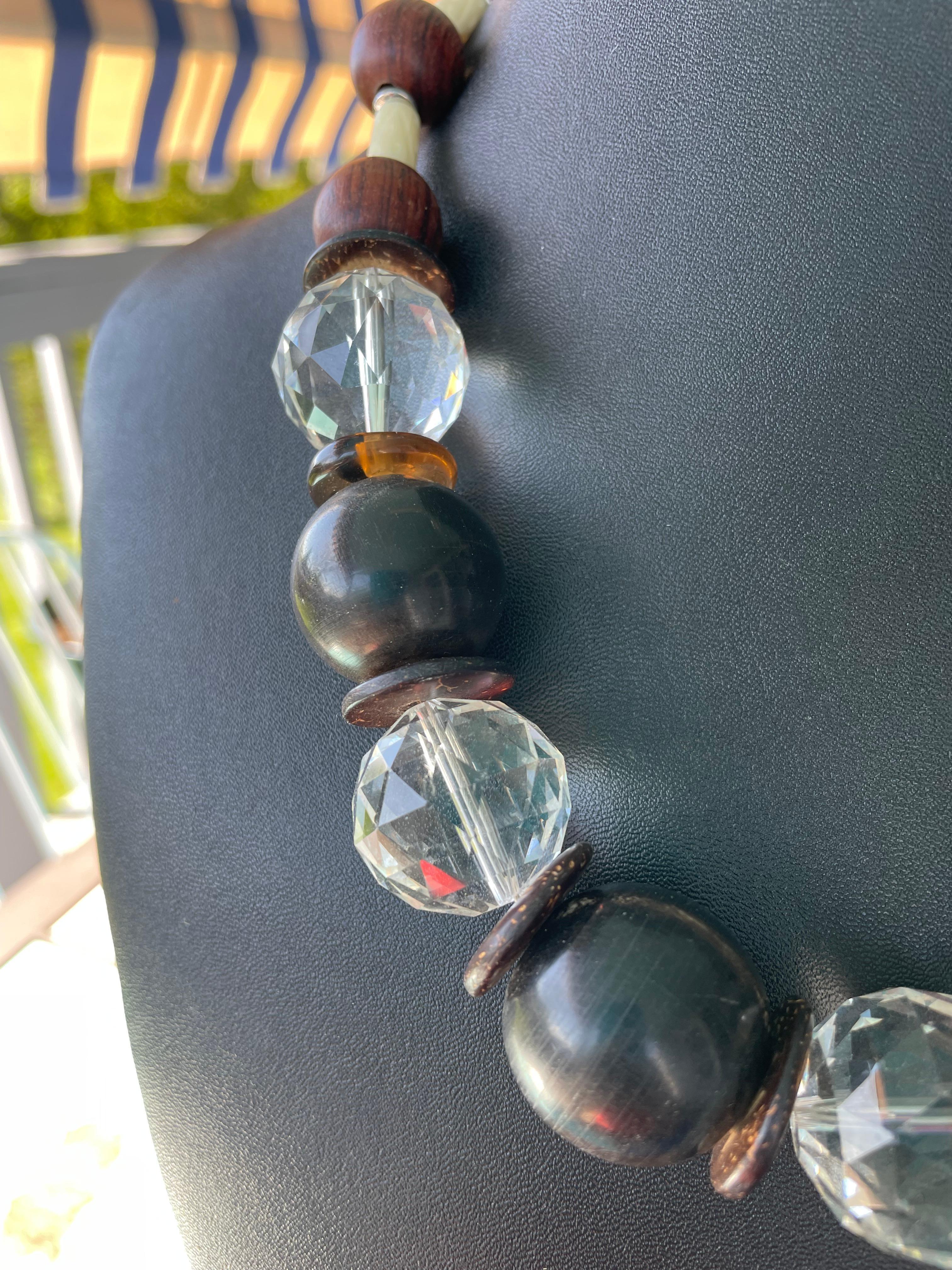 Artigiano Collana di perle in legno e osso con cristalli di resina d'epoca LB in offerta in vendita
