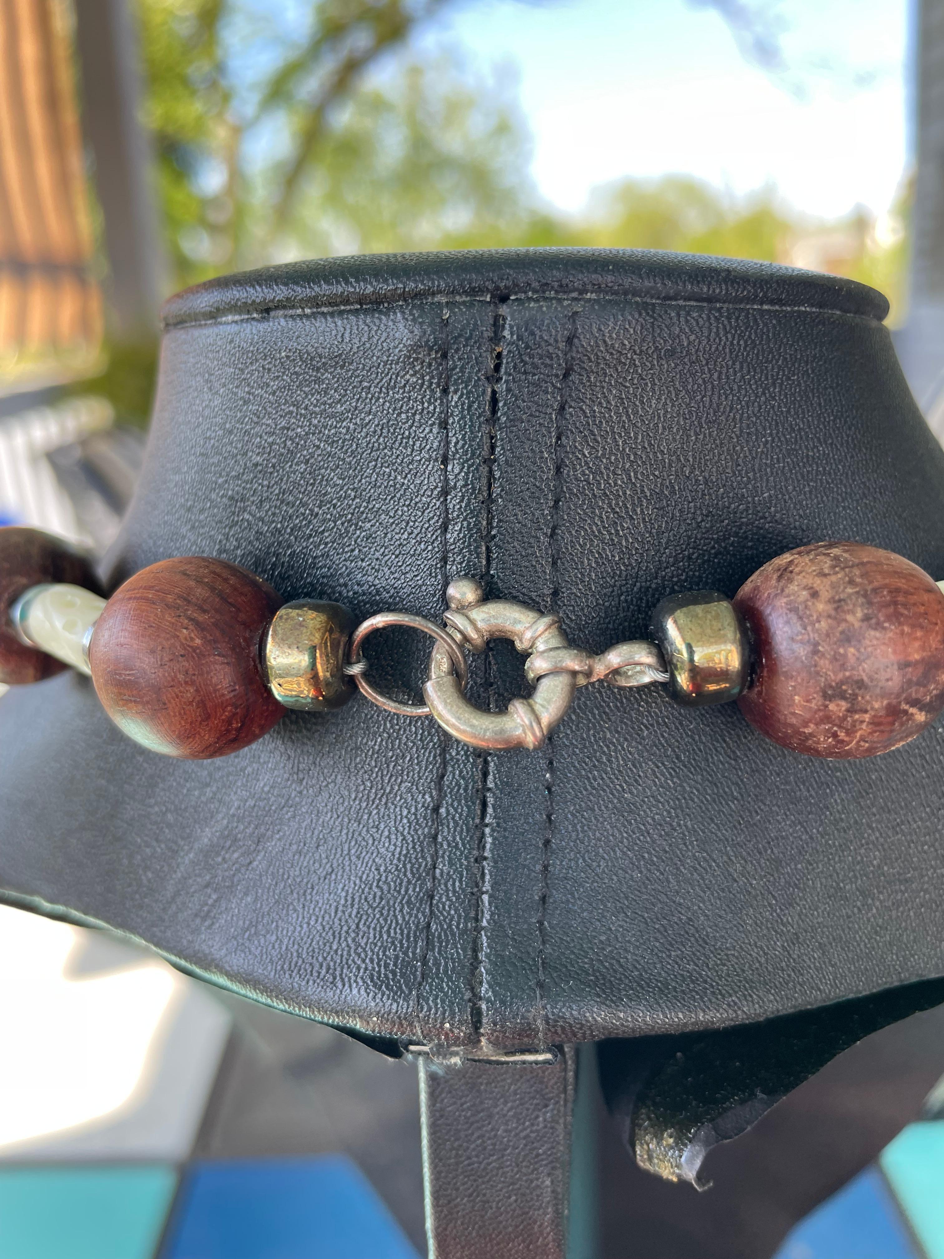 Collana di perle in legno e osso con cristalli di resina d'epoca LB in offerta In condizioni buone in vendita a Pittsburgh, PA