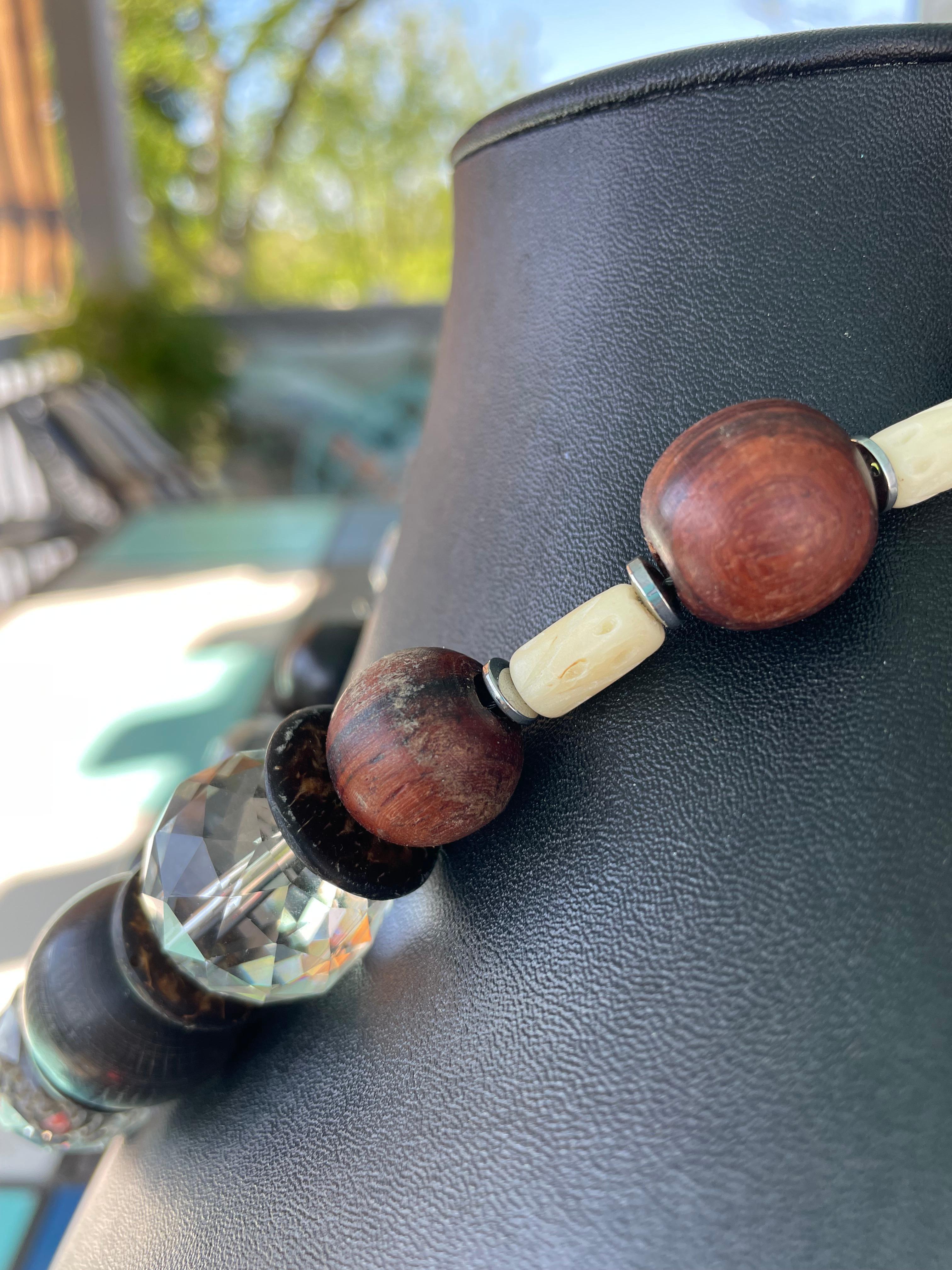 Collana di perle in legno e osso con cristalli di resina d'epoca LB in offerta in vendita 1