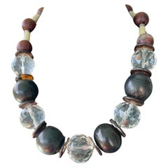 Collana di perle in legno e osso con cristalli di resina d'epoca LB in offerta