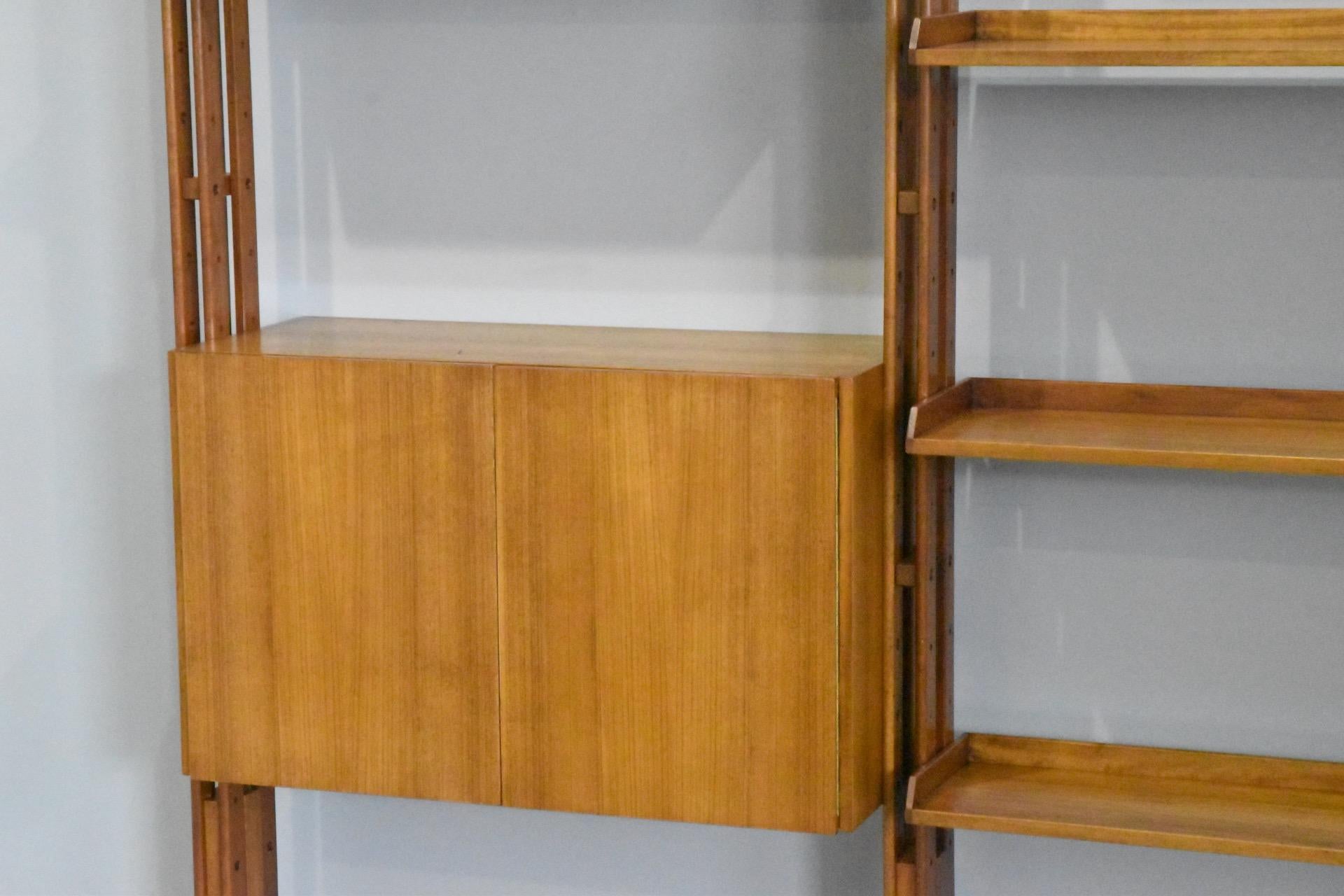 Libreria in teak, Franco Ablini per Poggi, Italia, 1950. Elegante libreria o divisorio Franco Albini. I ripiani e le unità possono essere regolati o collocati in posizioni diverse. I piedi sono in alluminio laccato. L'altezza è regolabile da 310 a