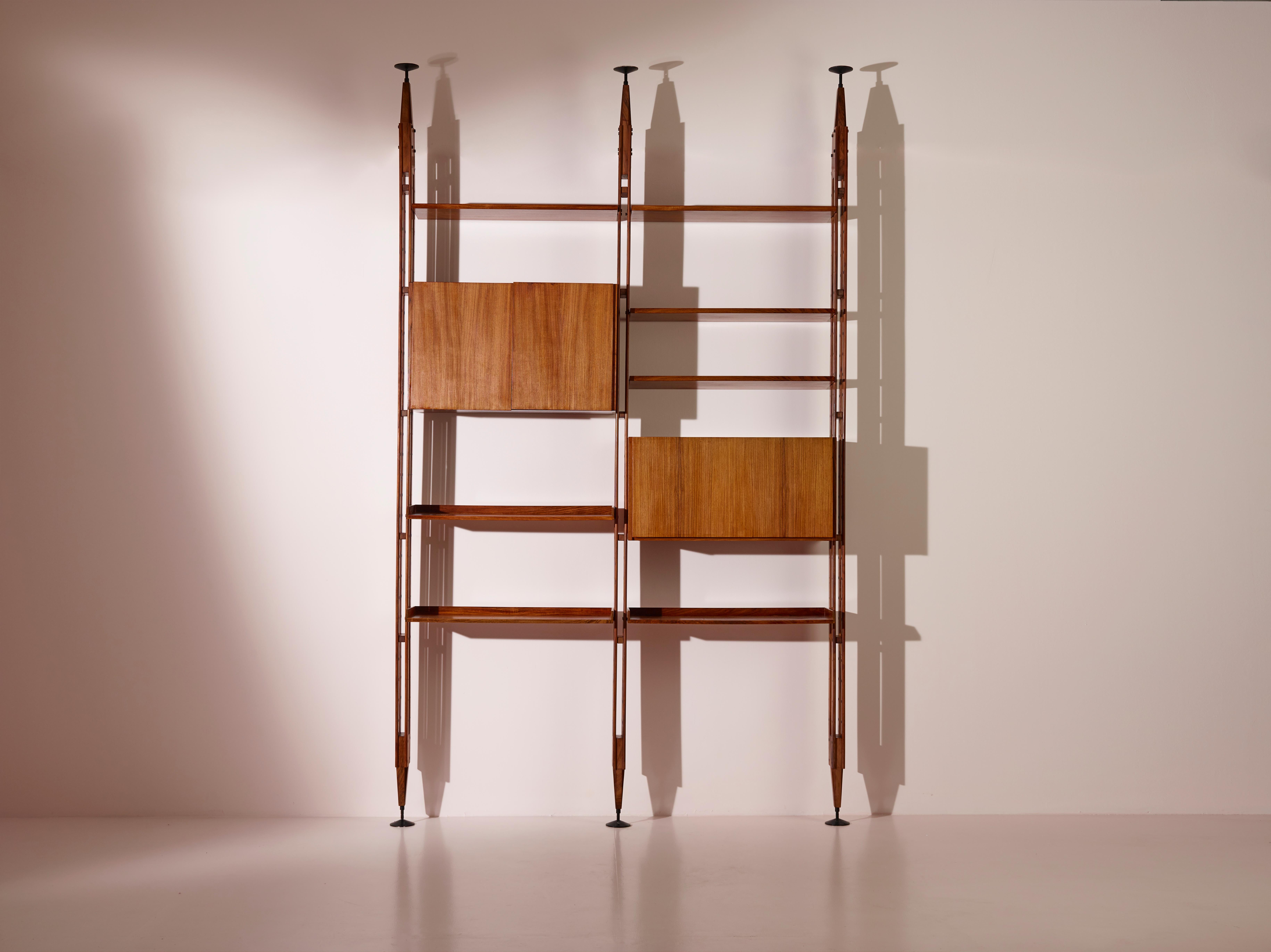 The LB7 bookcase, a timeless piece of mid-century design, epitomizes the visionary approach of Franco Albini, a pioneer in the world of Italian furniture. Crafted in 1955 and meticulously manufactured by Poggi Pavia, this free-standing library