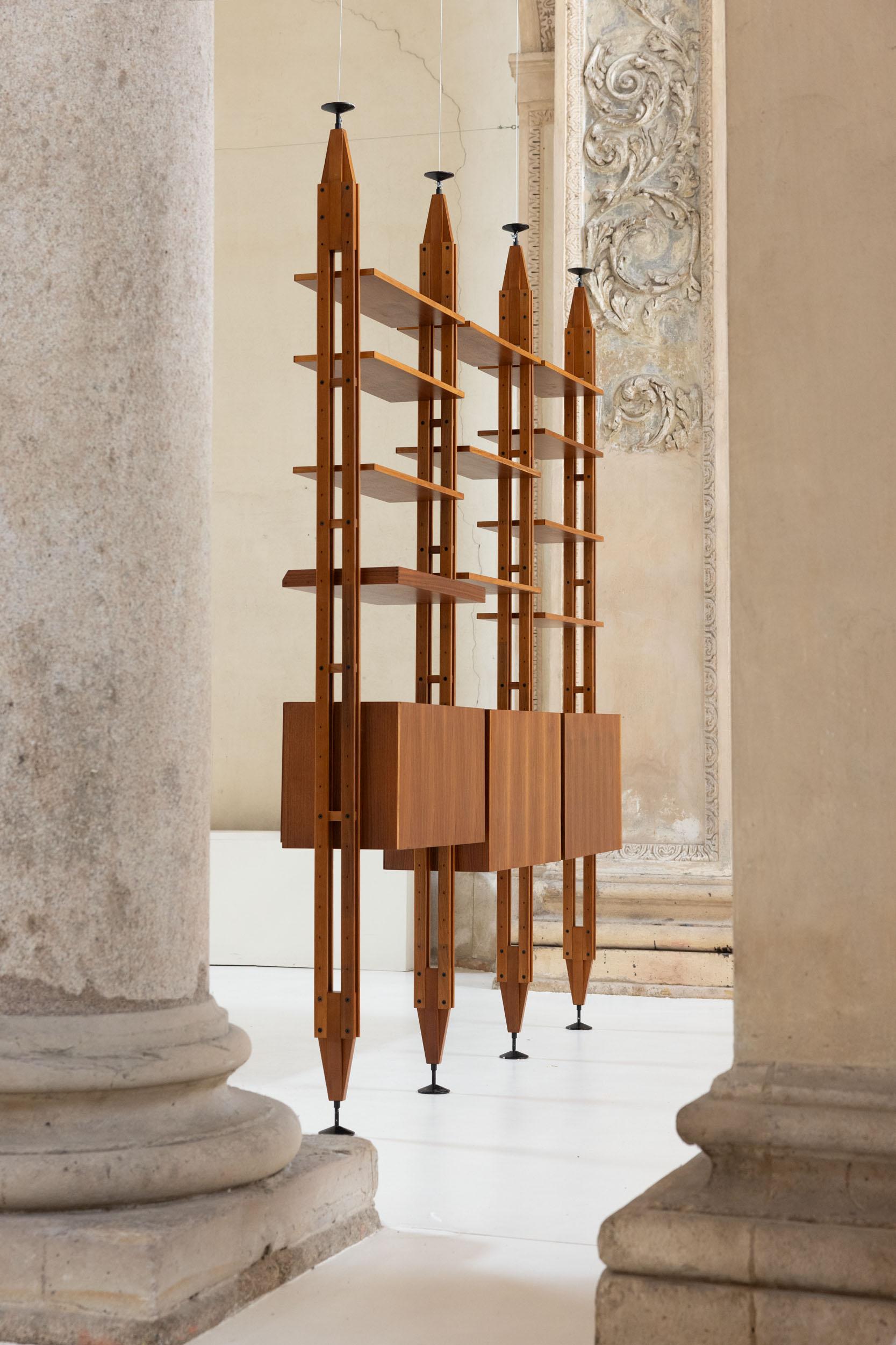 Modulares Bücherregal, entworfen von Franco Albini im Jahr 1956 für Poggi Pavia.
Ein außergewöhnlich flexibles Bücherregal mit verschiedenen modularen Optionen, das an der Wand aufgestellt oder als Raumteiler verwendet werden kann. Franco Albini