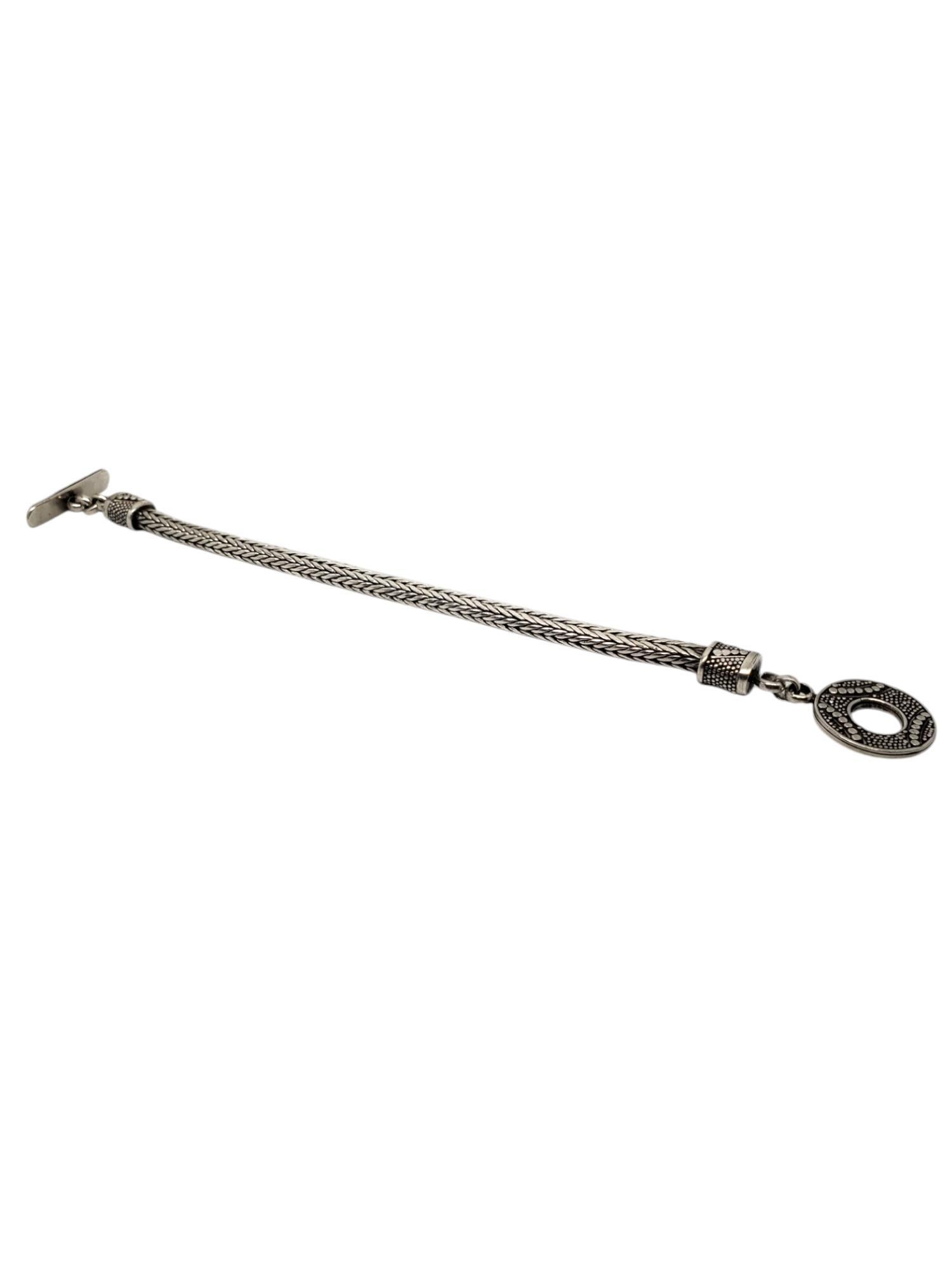 Braccialetto con catena di grano in argento 925 di LBH.

Questo delizioso braccialetto bali è caratterizzato da una spessa catena di grano con una grande chiusura ad alamaro incastonata nel classico argento sterling di LBH.

Dimensioni: 8 pollici di