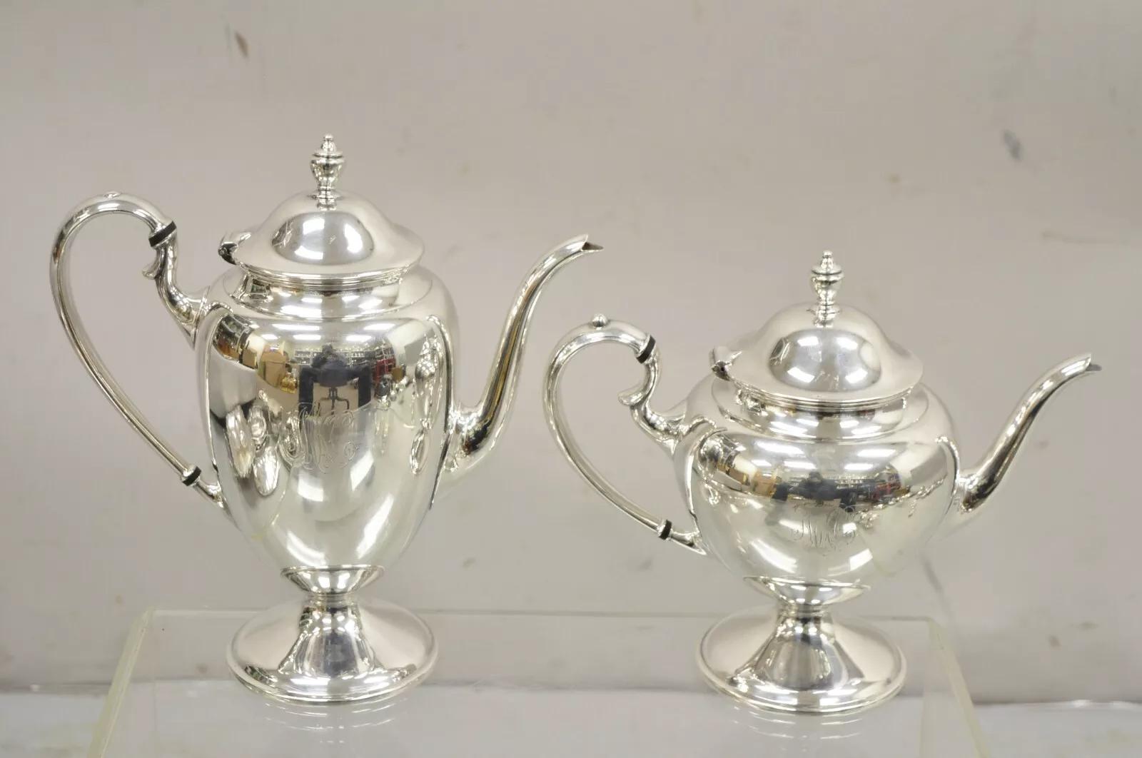 LBS Co. 1849 Set da tè e caffè in stile edoardiano placcato in argento - Set da 4 pezzi. L'articolo comprende (1) teiera, (1) caffettiera, (1) lattiera, (1) zuccheriera. Ogni pezzo ha il monogramma 