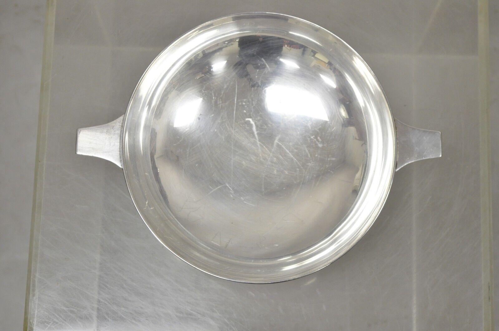 L.B.S. Co. English Sheffield Round Silver Plated Twin Handle Shallow Bowl Dish In Good Condition For Sale In Philadelphia, PA