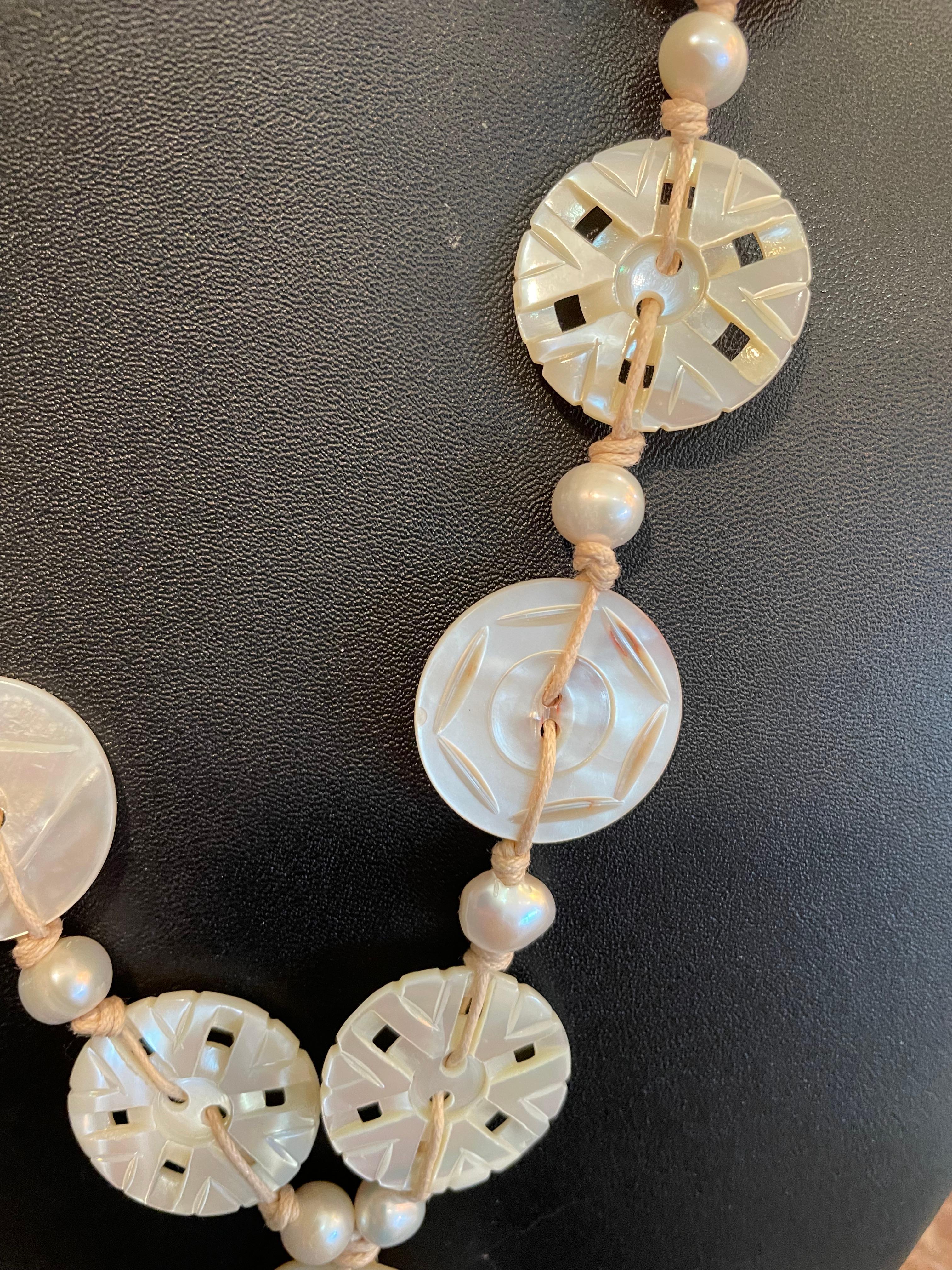 LBVintage Perlmuttknöpfe auf geflochtener Schnur One of a Kind Halskette (Perle) im Angebot