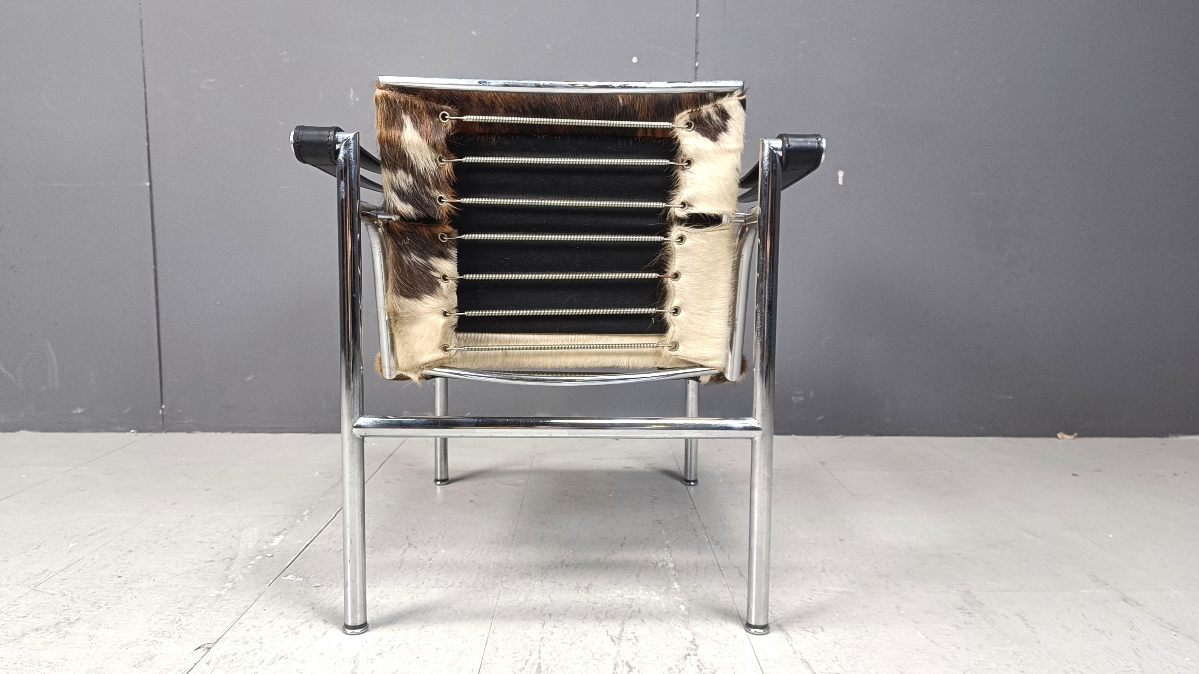 Silla LC-1 de piel de poni marrón y blanca de Le Corbusier para Cassina 4