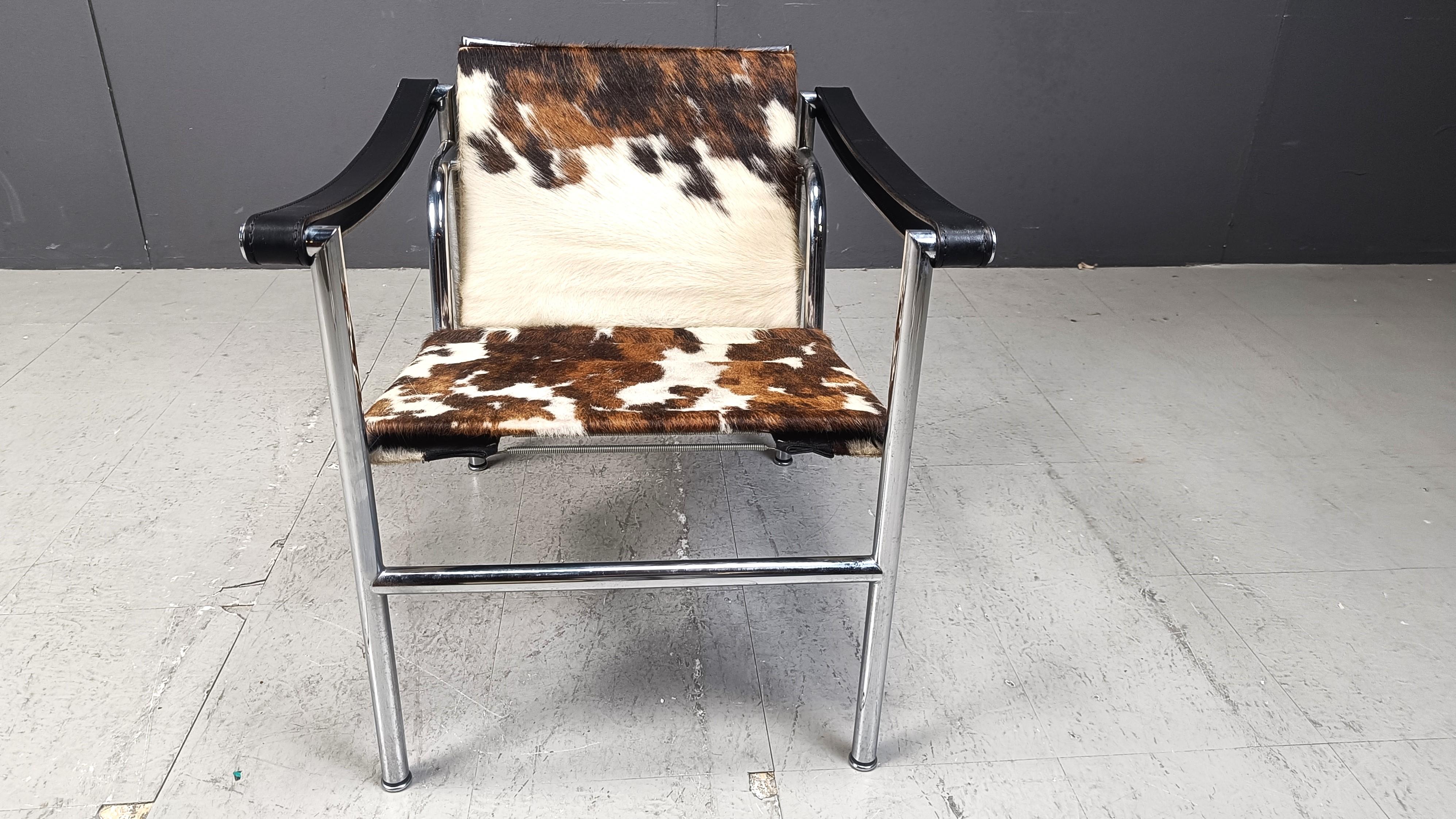 Silla LC-1 de piel de poni marrón y blanca de Le Corbusier para Cassina Bauhaus