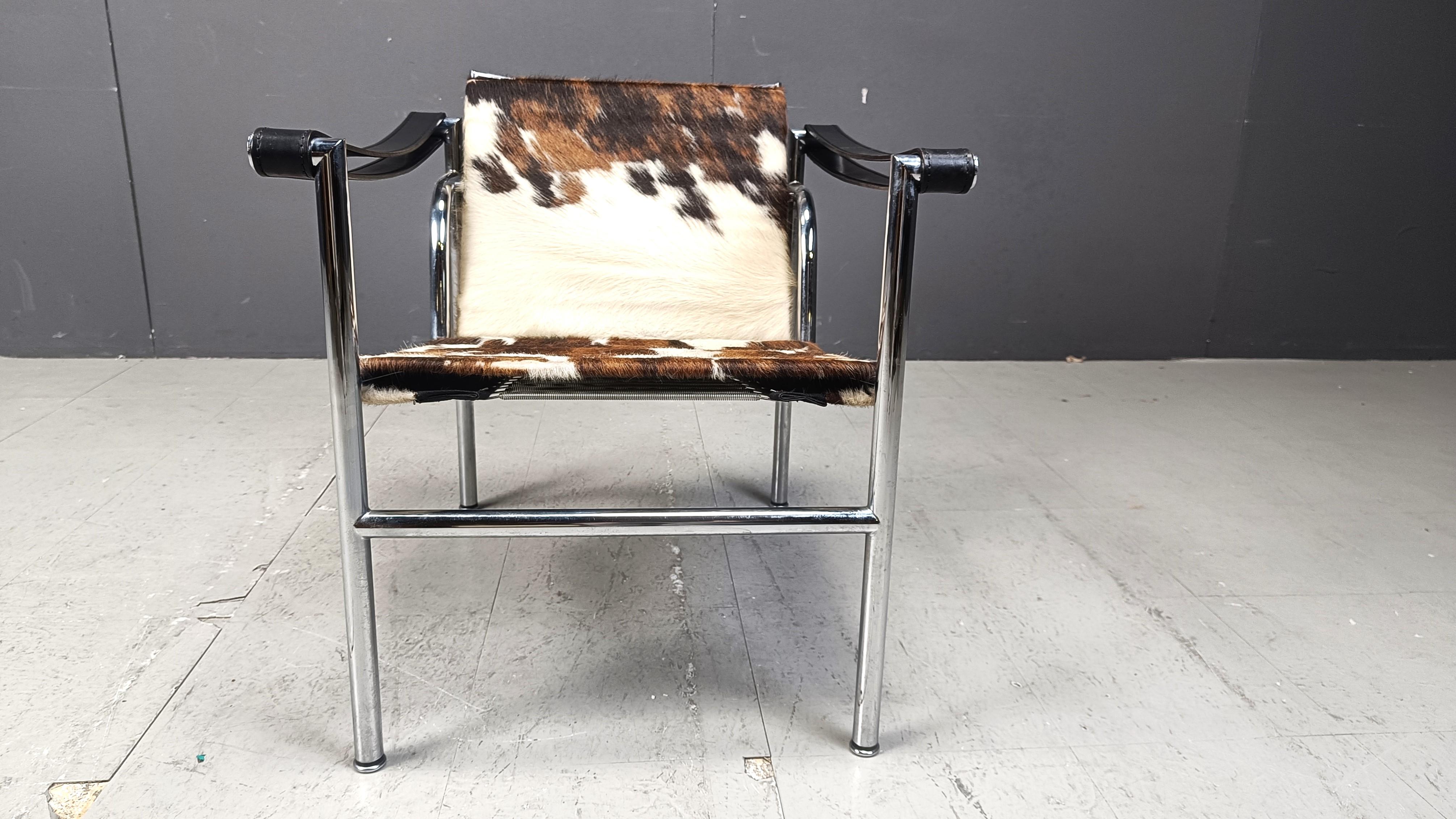 Silla LC-1 de piel de poni marrón y blanca de Le Corbusier para Cassina Italiano