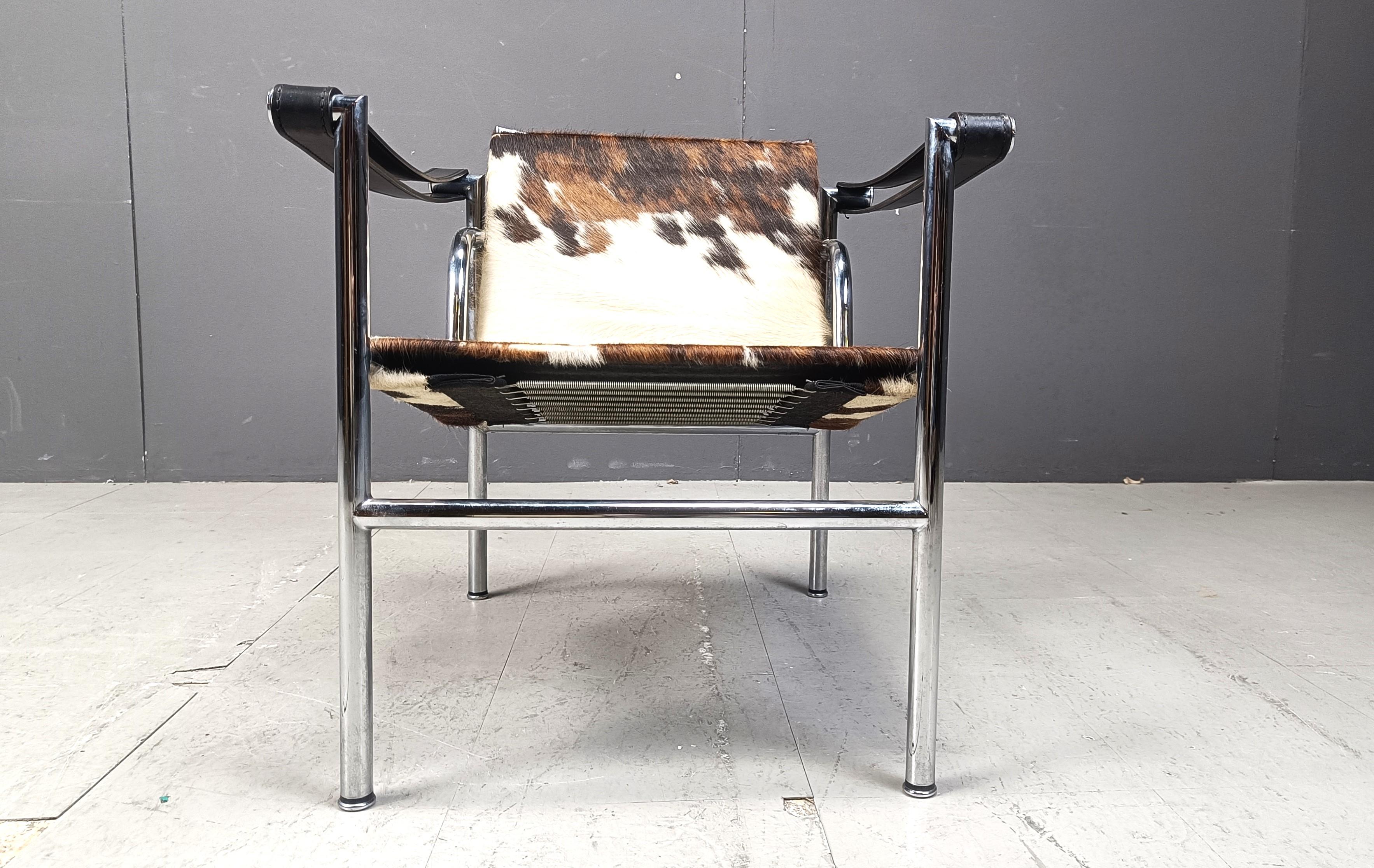 Silla LC-1 de piel de poni marrón y blanca de Le Corbusier para Cassina en Bueno Estado en Leuven, Vlaams Gewest