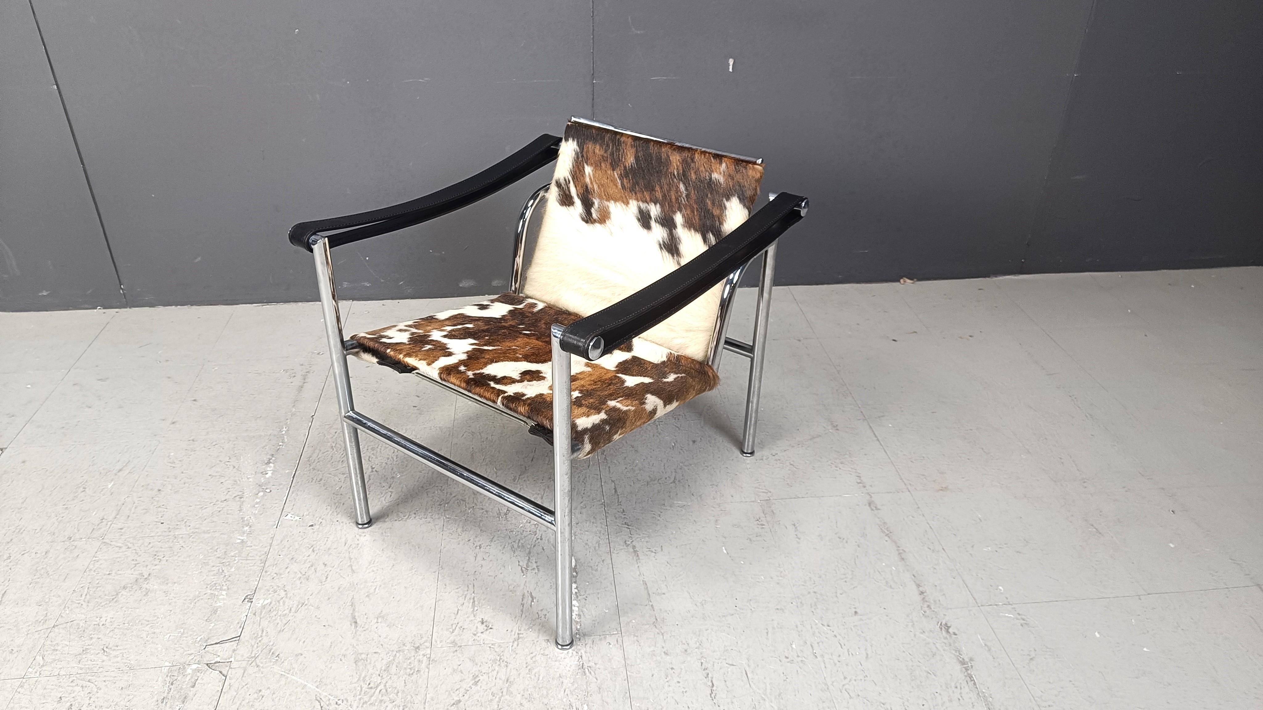 Silla LC-1 de piel de poni marrón y blanca de Le Corbusier para Cassina finales del siglo XX