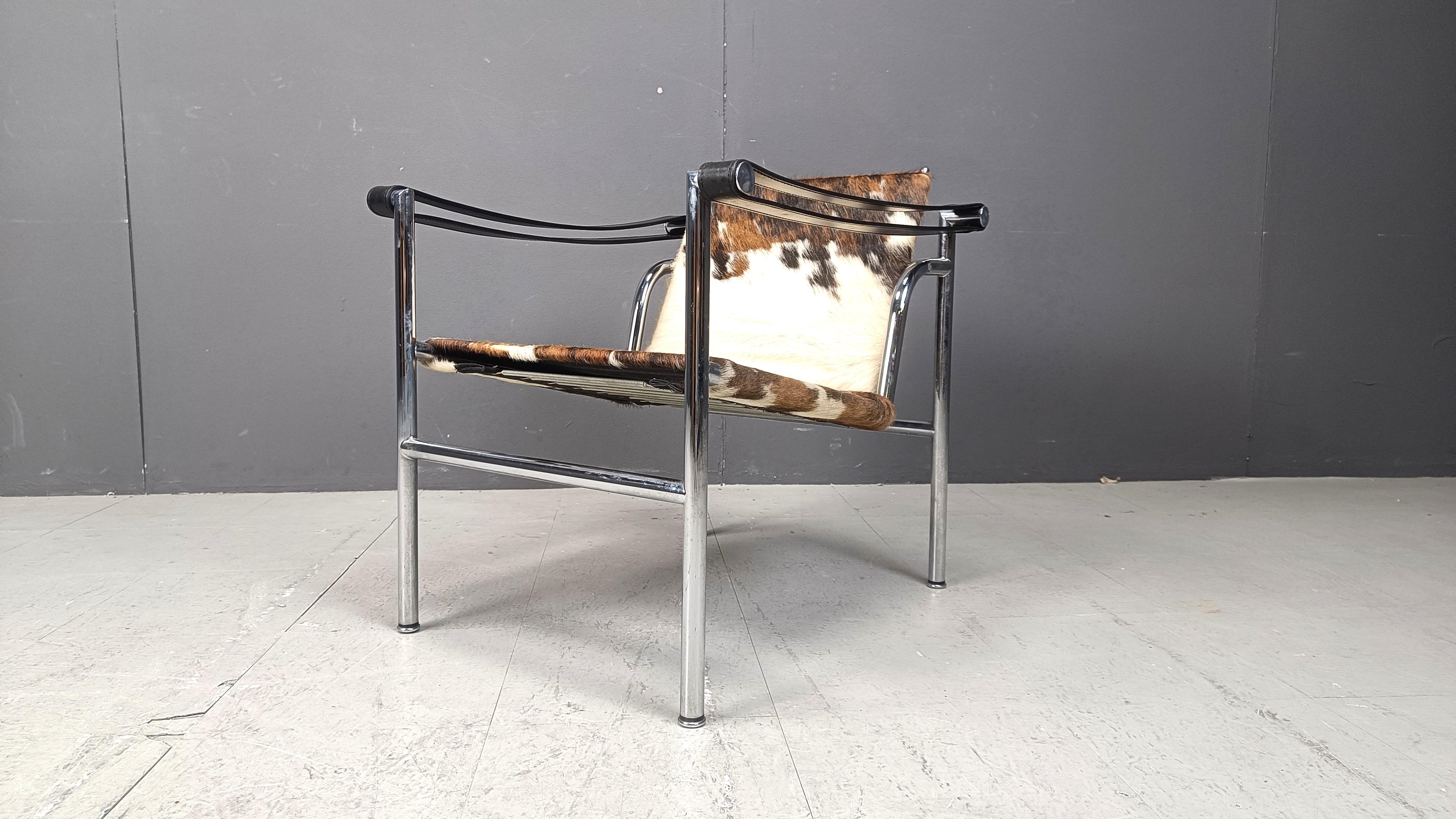 Silla LC-1 de piel de poni marrón y blanca de Le Corbusier para Cassina 1