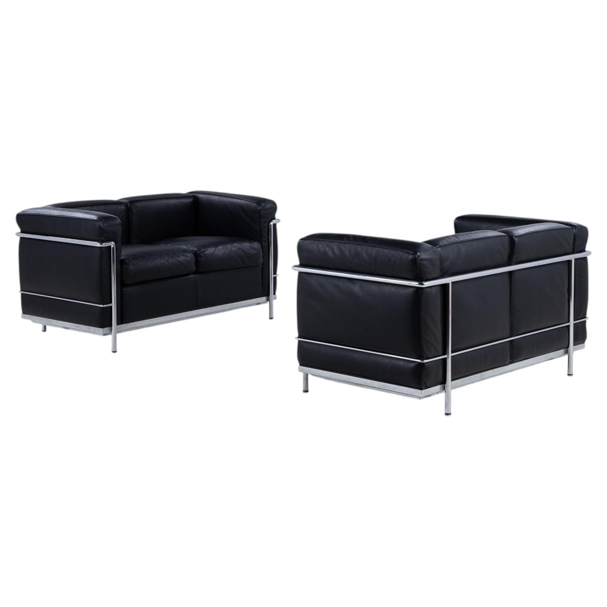 LC 2 - Pair of sofas in black leather by Le Corbusier For Sale
