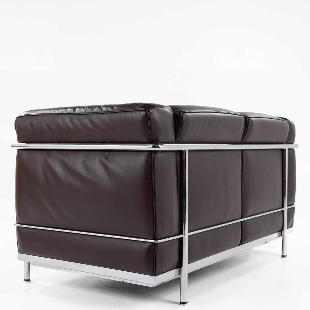 LC 2 two seater sofa in dark brown leather and steel. Le Corbusier / Cassina