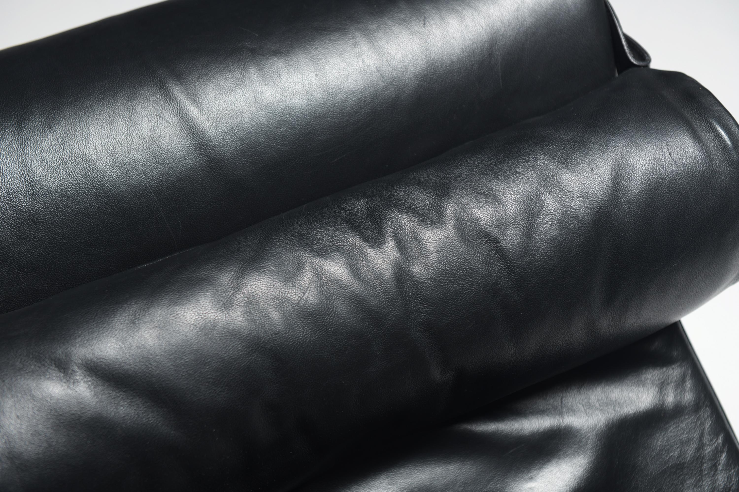 Italian LC 4 black leather lounge chair by Le Corbusier, Jeanneret, Perriand for Cassina For Sale