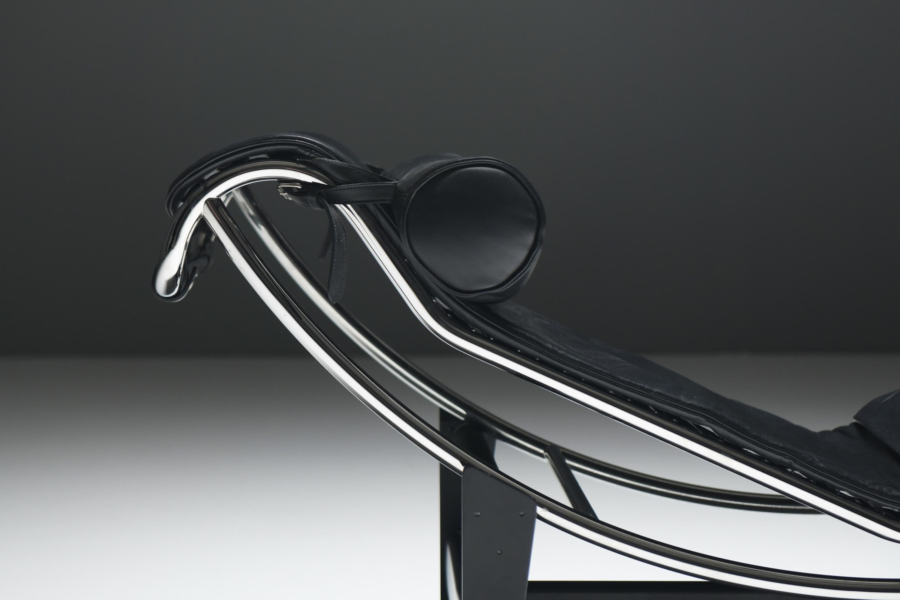 20th Century LC 4 black leather lounge chair by Le Corbusier, Jeanneret, Perriand for Cassina For Sale