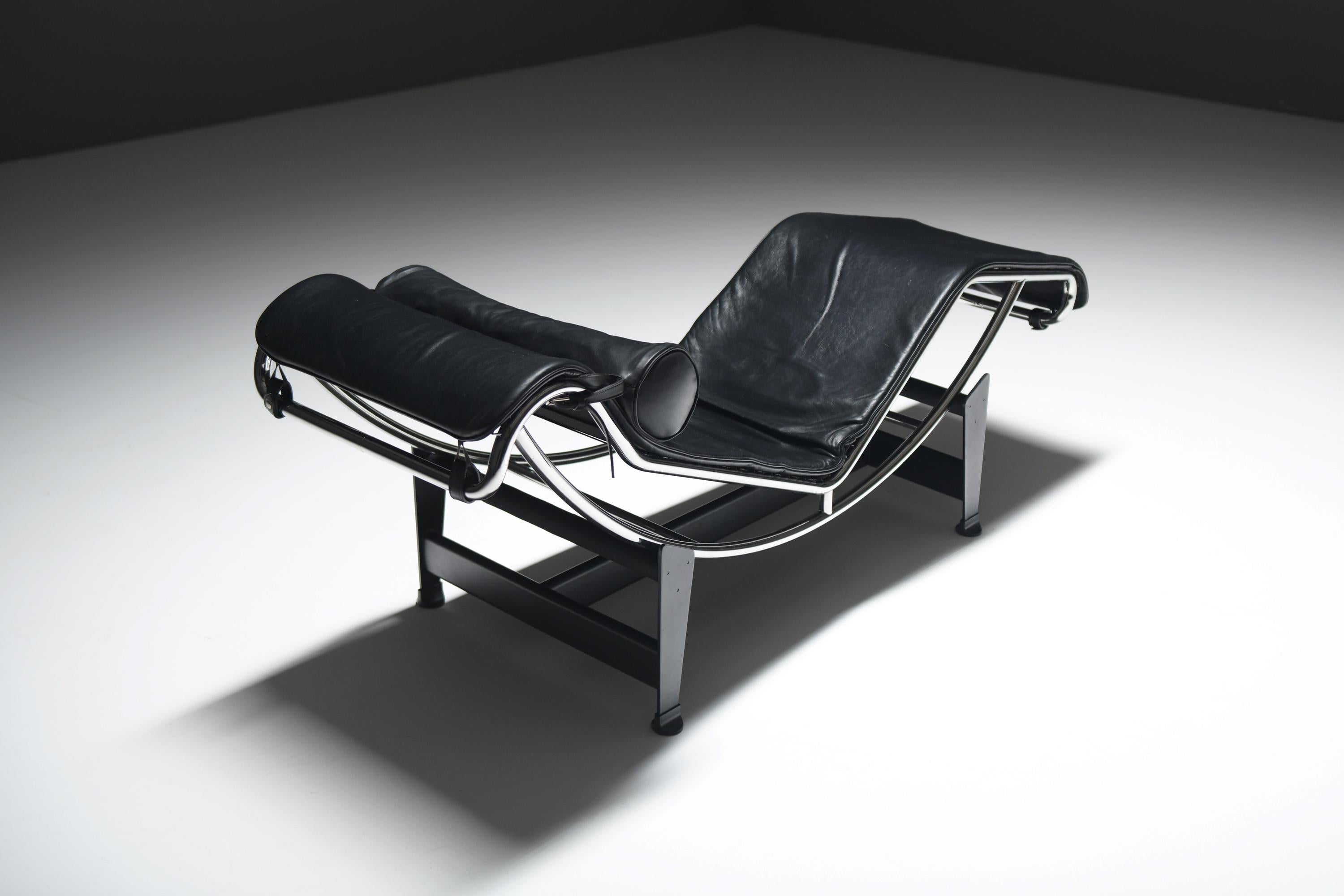 Leather LC 4 black leather lounge chair by Le Corbusier, Jeanneret, Perriand for Cassina For Sale